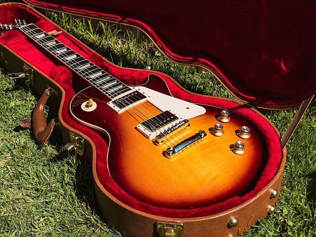 I love taking pictures of beautiful #lespaul&rsquo;s in the sun! 😍🔥🧡 This 2019 #gibsonlespaul is all done and now awaiting its owner to collect. Let&rsquo;s all just admire how good it looks shall we?! 😎
#gibsonguitars #gibson #gibsonsofinstagram
