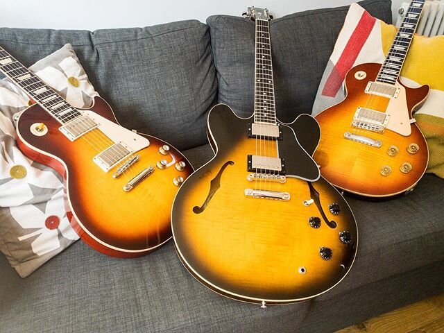Happy #gibsunday! Was lovely to have these three beauties in this week! #lespaul #ES335 #335 #gibson #gibsonlespaul #gibson335 #gibsonsofinstagram  #guitarsofinstagram #guitarporn #guitartech #guitarrepair #whatsonyourbench #southampton #southamptonm