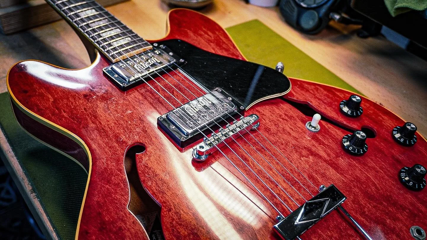 I&rsquo;ve got this Gibson 335TD on the bench this evening! 🤤🥵🔥 What a gorgeous guitar!
#gibson #gibsones335 #gibsonguitars #guitarsofinstagram #guitarporn #guitartech #guitarrepair #whatsonyourbench #southampton #southamptonmusic #southamptonsmal