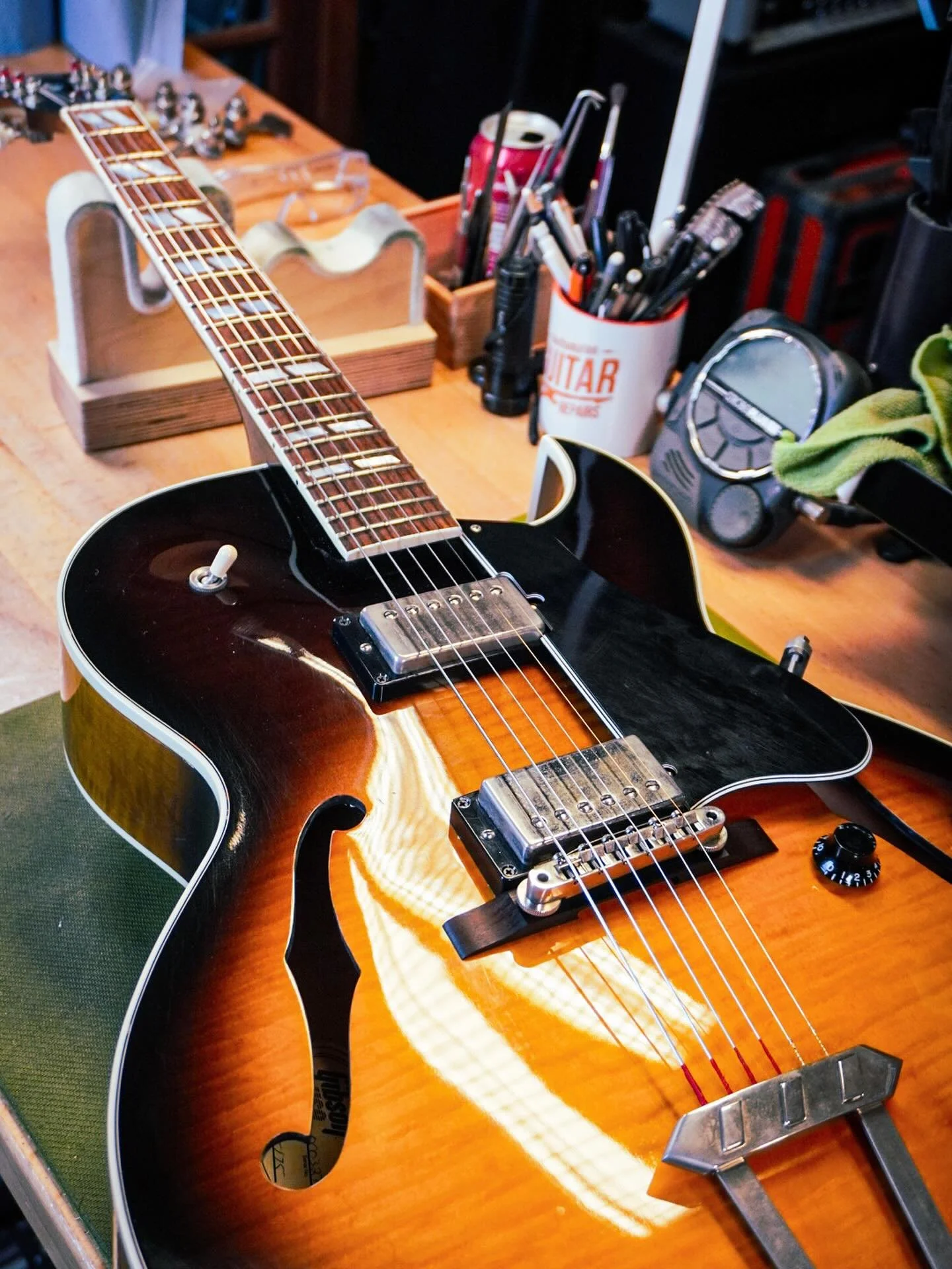 This pretty ES175 was I. The bench at the weekend finishing off a setup. Plays like a dream now! #gibsones #gibsones175 #gibsonguitars #guitarsofinstagram #guitarporn #guitartech #guitarrepair #whatsonyourbench #southampton #southamptonmusic #southam