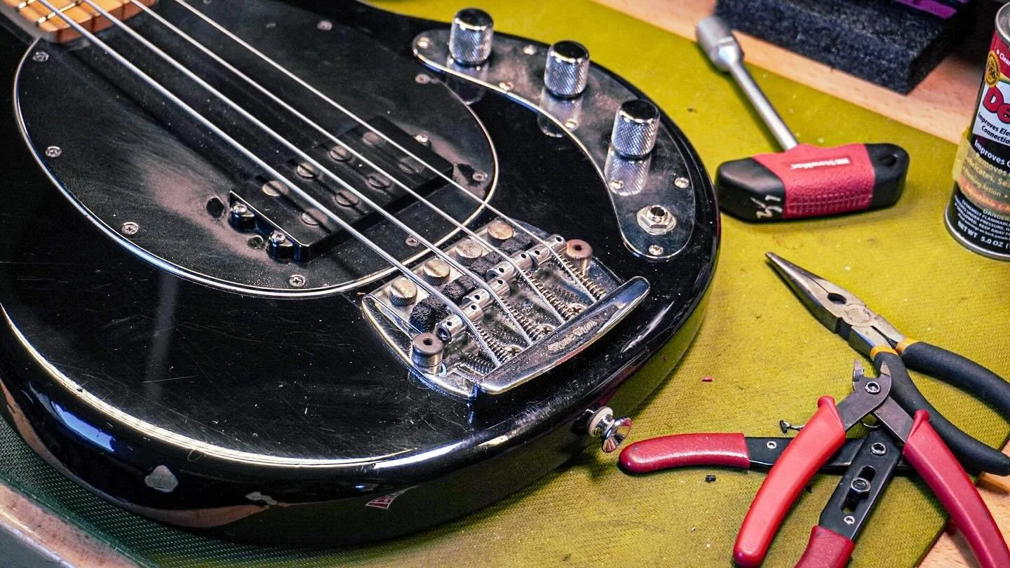 Had this killer early 80&rsquo;s Musicman Stingray in the other day for a bit of a tweak and a new jack socket. I love a good stingray as much as I love a Jazz bass! 
#musicmanstingray #stingray #preernieball #guitarsofinstagram #guitarporn #guitarte
