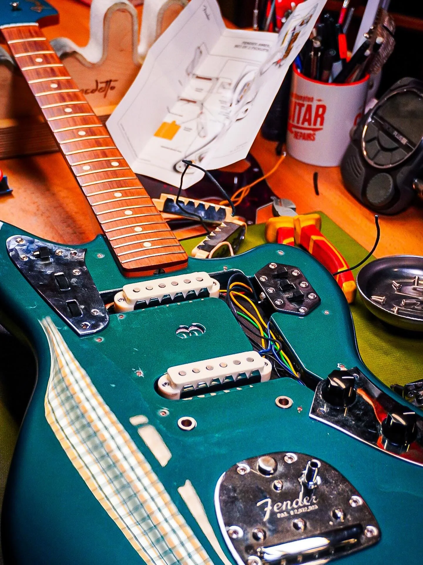 Surfs up! 🏄🏄🏻&zwj;♂️🏄🏽&zwj;♀️ This Fender Jaguar is in for a new set of pickups, a replacement bridge and a setup! 
#fender #fenderjaguar #fenderoff #offsetguitars #guitarsofinstagram #guitarporn #guitartech #guitarrepair #whatsonyourbench #sout