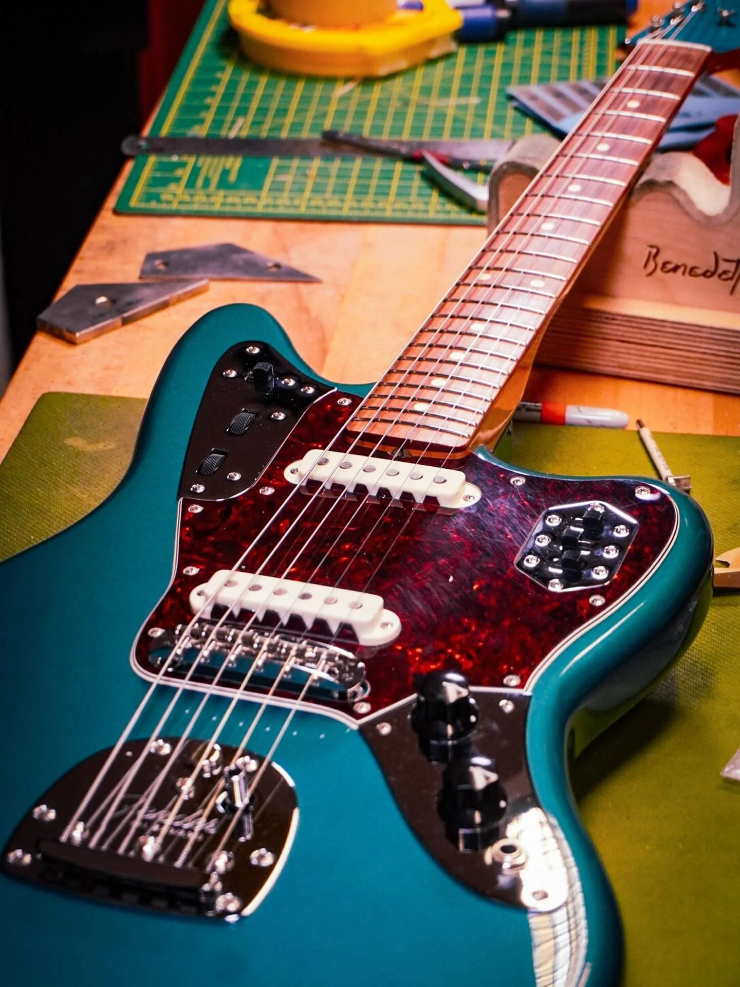 And it&rsquo;s done! Man what a colour! Ocean Turquoise is starting to become one of my favourite fender colours. 
#fender #fenderjaguar #offsetguitars #guitarsofinstagram #guitarporn #guitartech #guitarrepair #whatsonyourbench #southampton #southamp