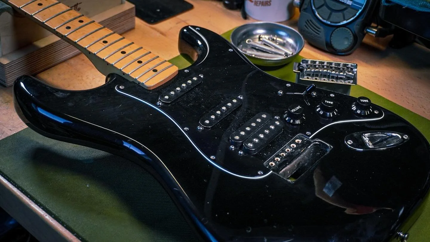 Happy Straturday! 🎸 this guy is on the bench for a bit of an overhaul! #straturday #fender #fenderstratocaster #fendersofinstagram #guitarsofinstagram #guitarporn #guitartech #guitarrepair #whatsonyourbench #southampton #southamptonmusic #southampto