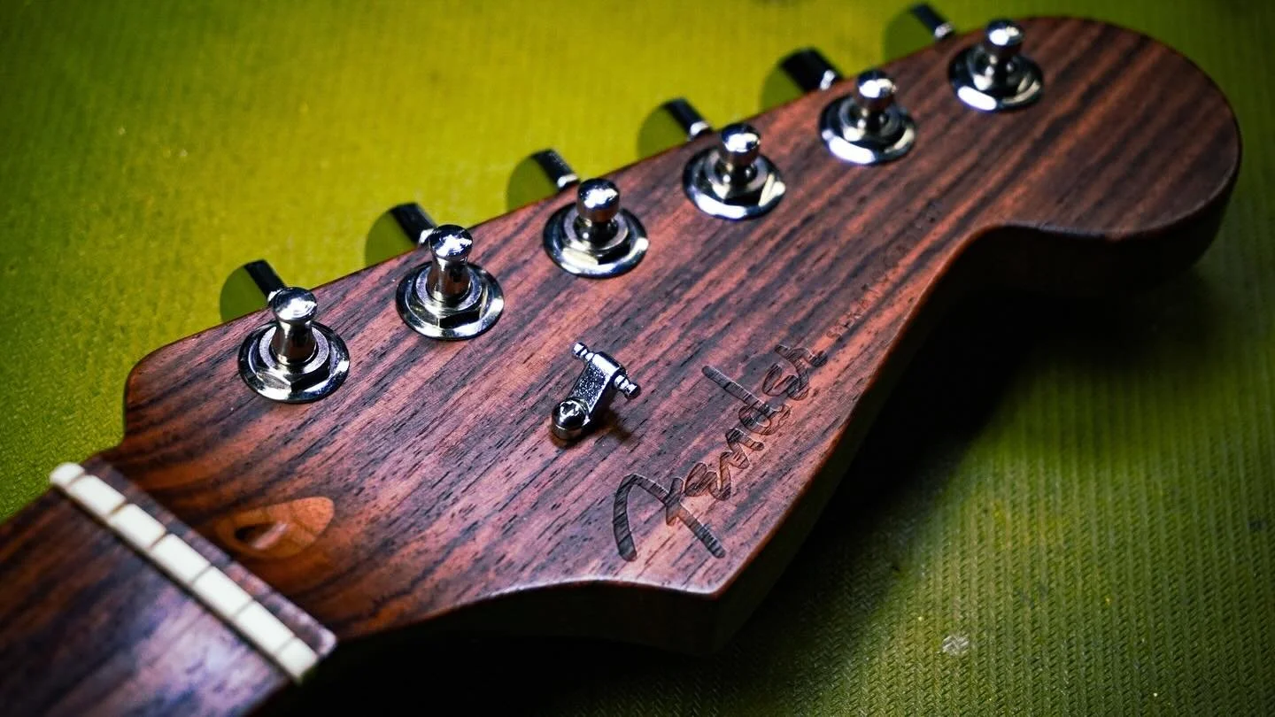 It&rsquo;s not everyday you see a rosewood neck! Looks and feels great now it&rsquo;s all setup! #fender #fenderstratocaster #fendersofinstagram #guitarsofinstagram #guitarporn #guitartech #guitarrepair #whatsonyourbench #southampton #southamptonmusi