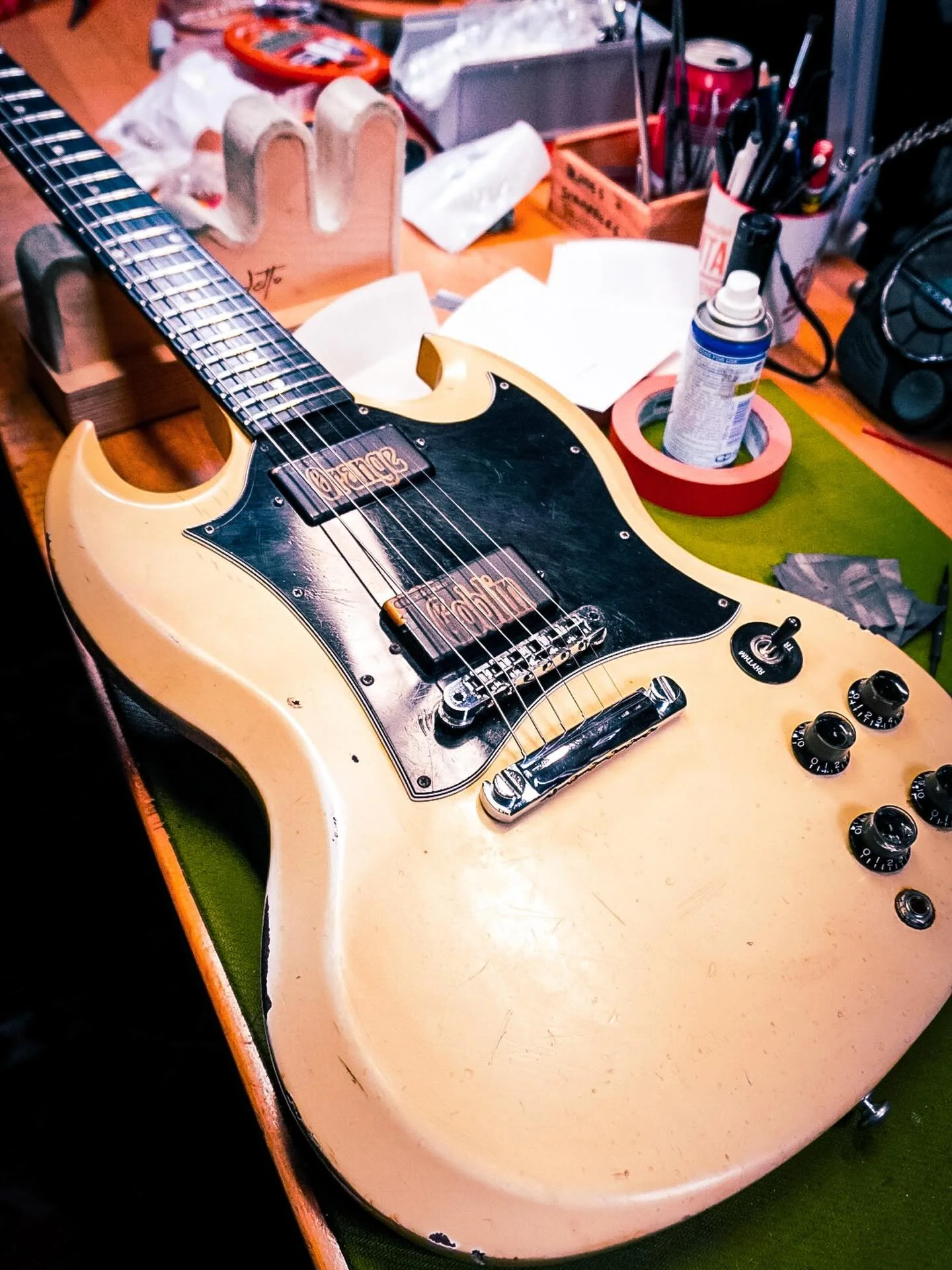 Getting this guy ready for its last outing for the Orange Goblin End of Transmission tour next week 💪🏻
#orangegoblin #ofgb #gibson #gibsonsg #guitarsofinstagram #guitarporn #guitartech #guitarrepair #whatsonyourbench #southampton #southamptonmusic 