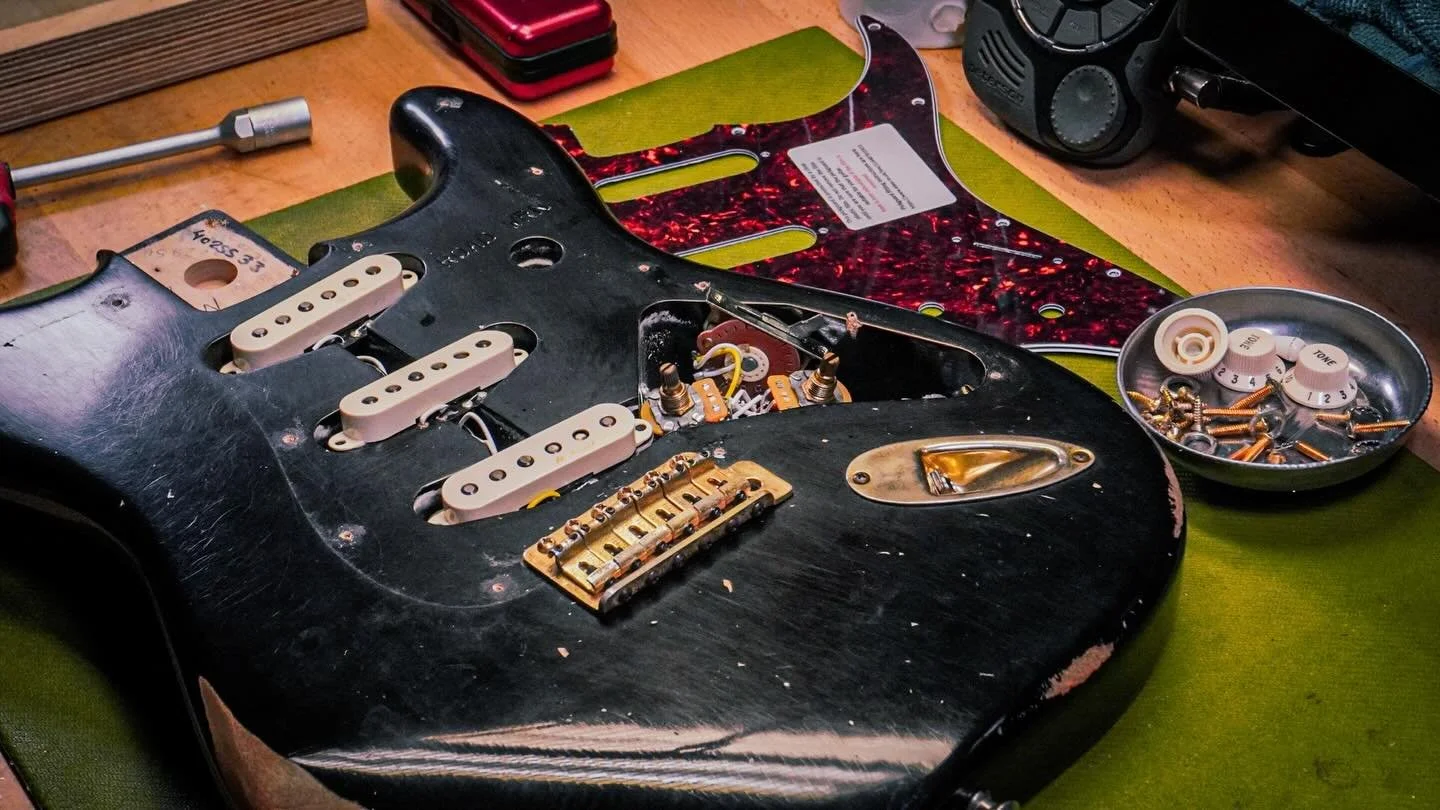 Lots of fun things planned for this Strat. The Warmoth neck being replaced with an original Road Worn neck, swapping out the black pickguard with this tortoise shell one as a damn good setup to make it play like a dream! #fenderstratocaster #fender #