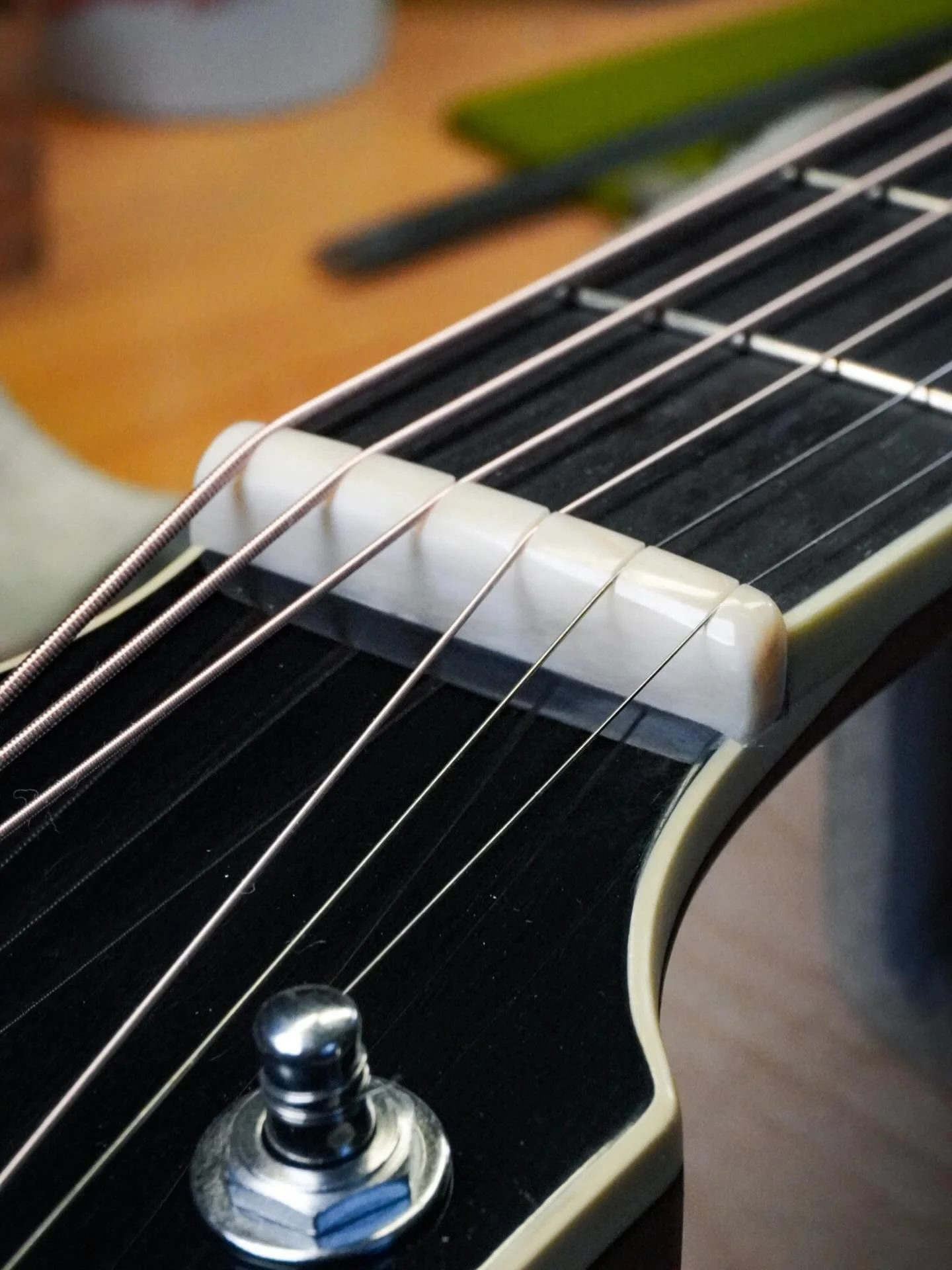 New bone nut for this Yamaha APX700. All polished uk and glued down. Just need to wait for the glue to dry before finishing up the setup. #Yamaha #yamahaapx #whatsonyourbench #southamptonguitarrepairs