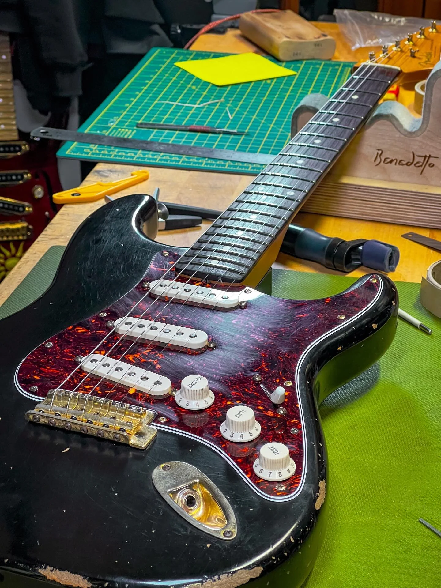 Already sad this has gone back home. This rebuild was so much fun and it turned out so well! Old Warmoth neck replaced with a Fender Roadworn neck and a new tortoise shell pickguard to spice it uk a bit! Looks and plays so well! #fender #fenderroadwo