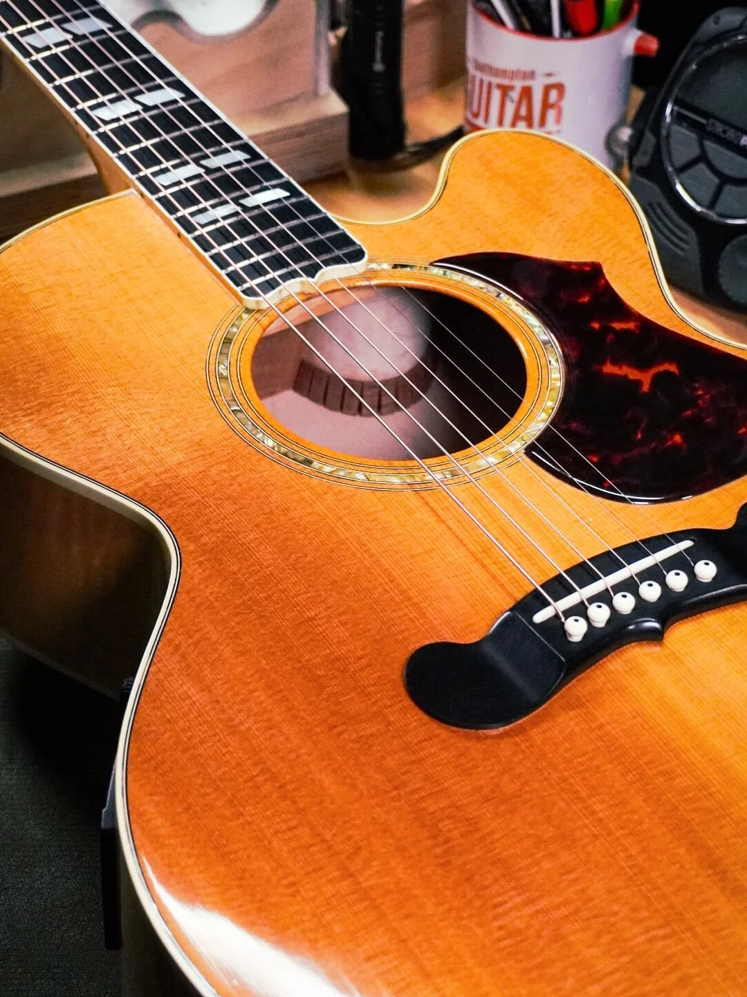 I&rsquo;ve had this very pretty Gibson EC-30 in for some fret work and a clean up.
Really love the subtle lacquer cracking on this. Sounds nice and big. 
#gibson #gibsonguitars #whatsonyourbench #southamptonguitarrepairs