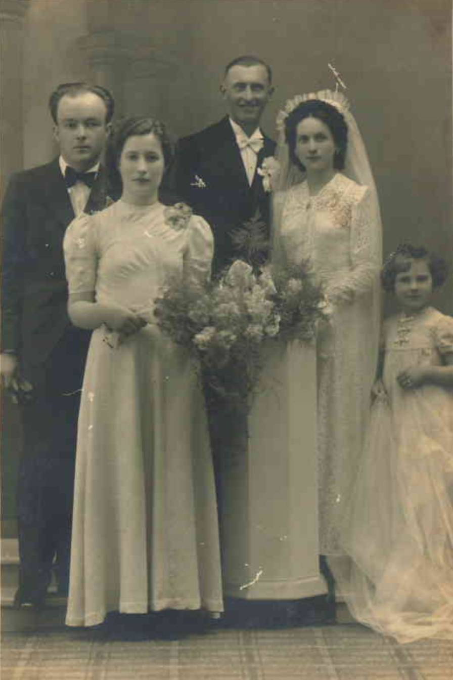  Author’s mother (on the right) on her wedding day 