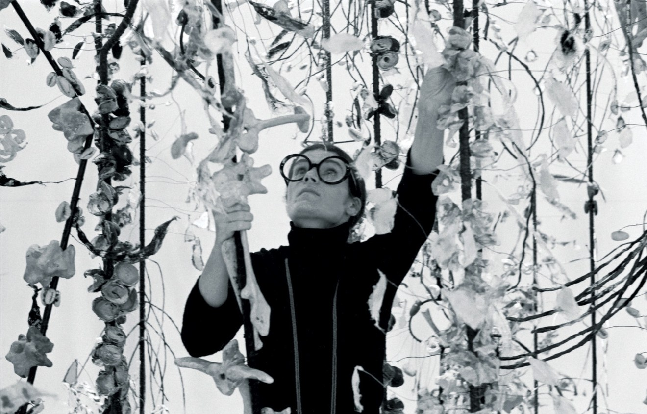 Nancy Graves photographed with Variability and Repetition of Variable Forms, 1971. Courtesy of Mitchell-Innes & Nash