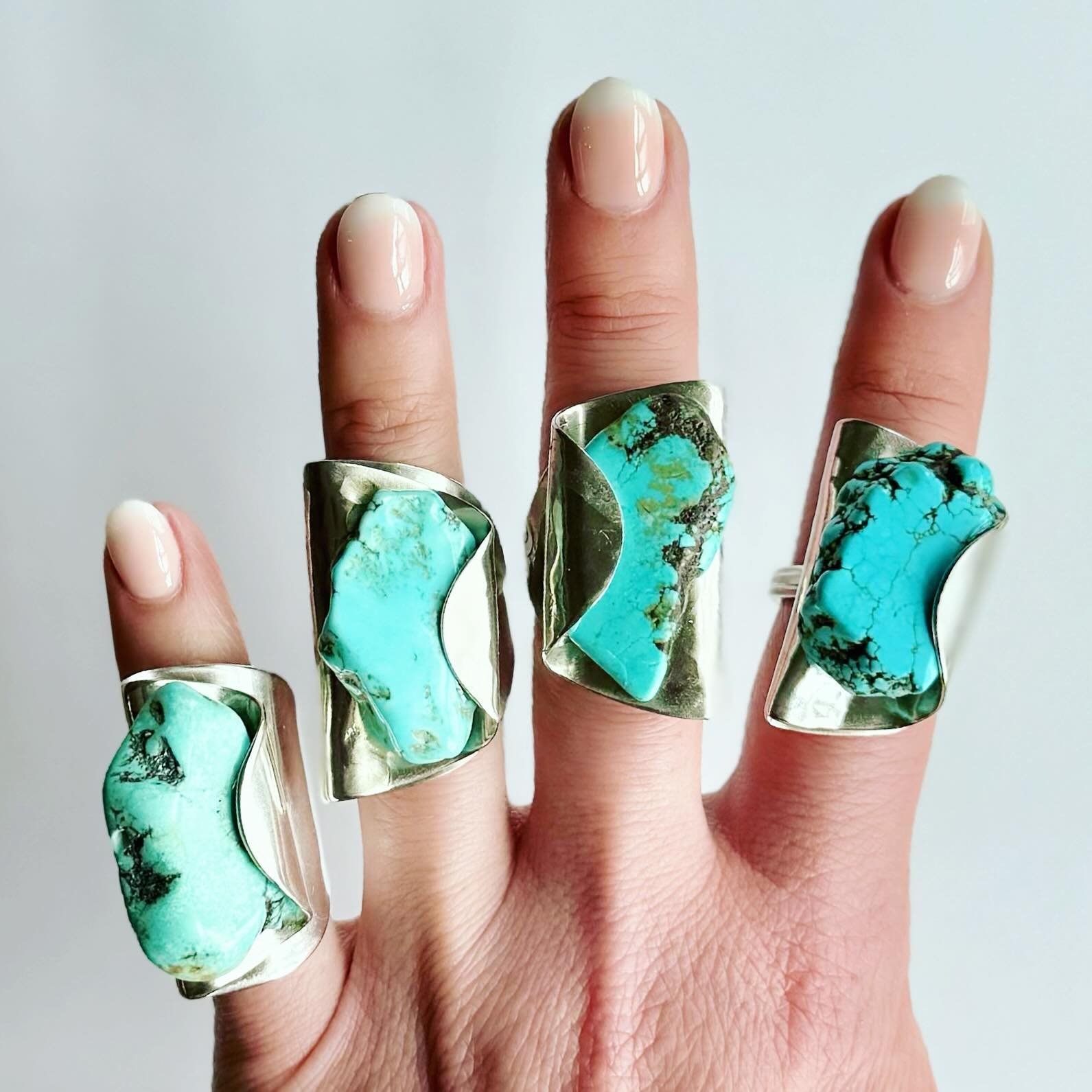 These rings are always freakin fabulous✨

#silverwearbymisty
#spoonrings
#statementrings
#turquoise
#turquoisejewelry 
#manicure 
#handmodel