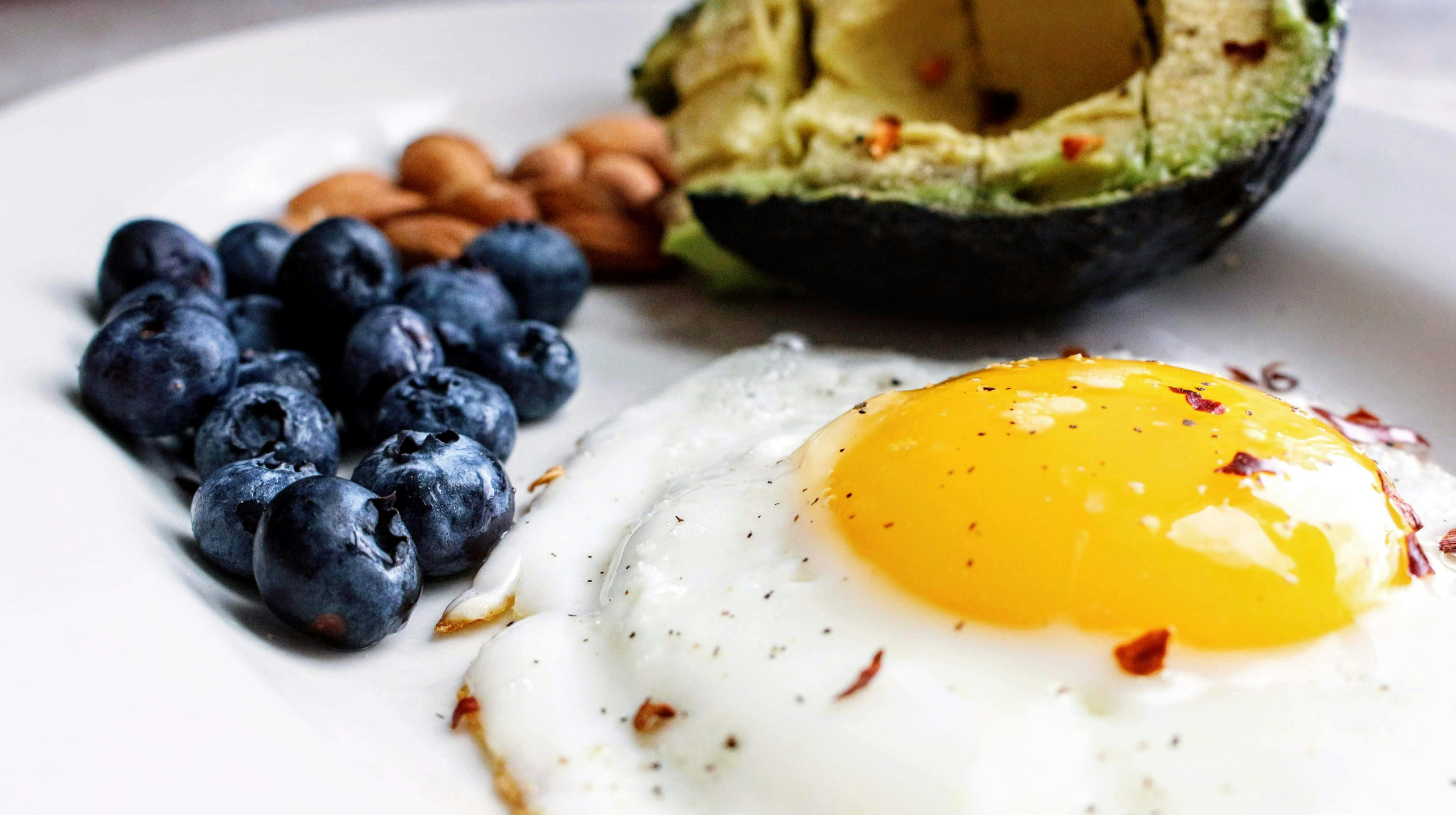 Gestational diabetes meal plan, featuring egg, blueberries, and avocado.