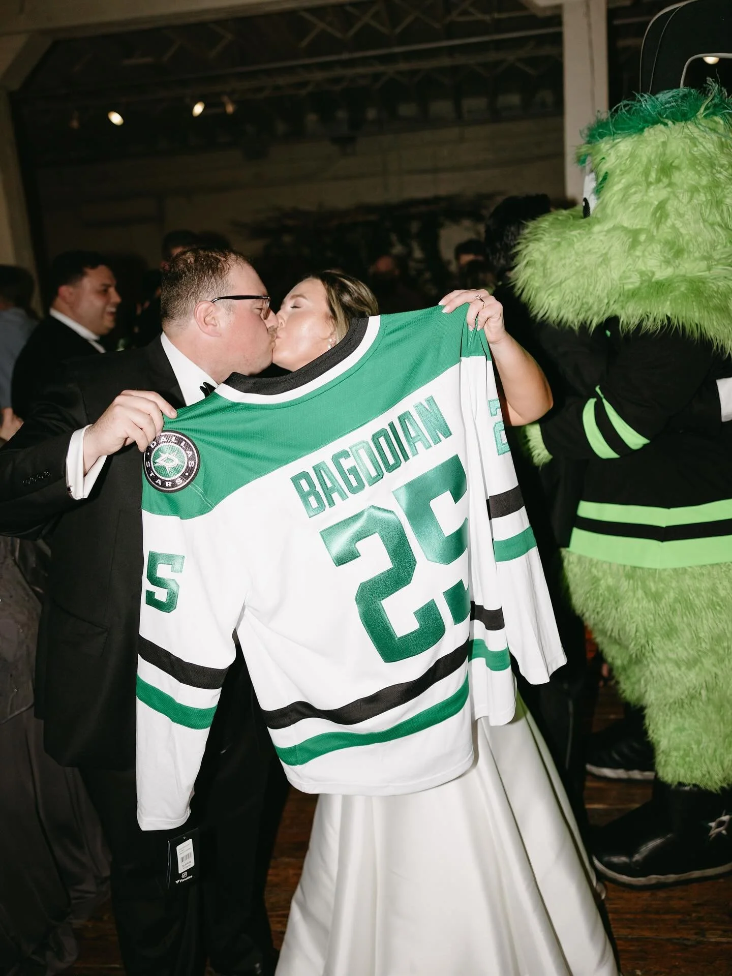 I&rsquo;m not normally a fan of surprises for the couple on the wedding day, but when the groom wanted to surprise his bride at their reception with her favorite team&rsquo;s mascot, it was such a fun moment!! 

Loved watching all the fun guest inter