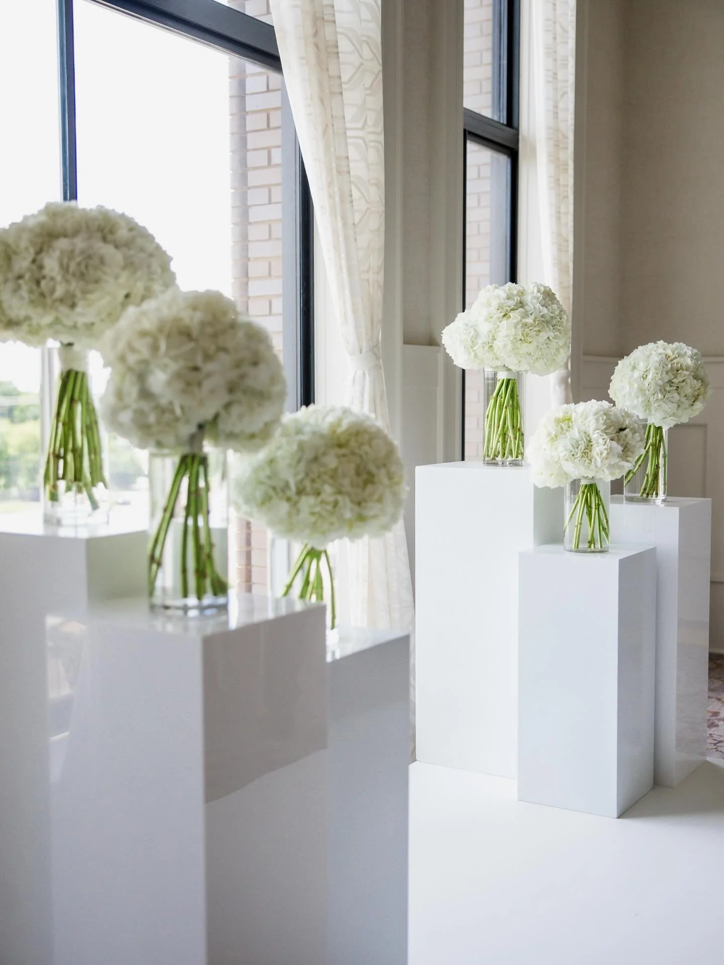 Classic, crisp and elegant details, so perfect for this beautiful summer wedding 🤍

Vendor team: 
Venue - @hotelvintexas 
Photographer - @jamiehuffmanphotography 
Planner - @stairwayevents 
Florist - @blackhouseblooms 
DJ - @true_djs_of_dallas 
Make