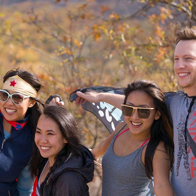 This weekend we did an impromptu Halloween hike with a cozy crew of @mapandmovers. 🎃🍁🍂Waking up early to race to the trailheads decked out in costume wasn't the easiest thing we could've done. But what an amazing feeling it is when you have just t