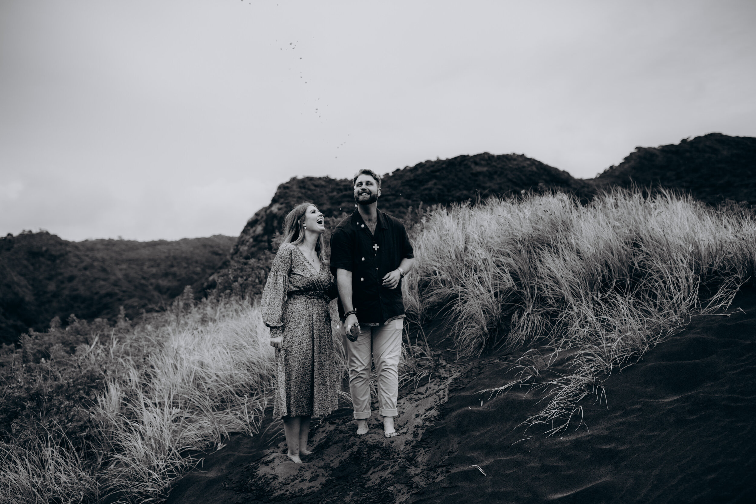 Karekare beach engagegement photos | Auckland wedding photographer 