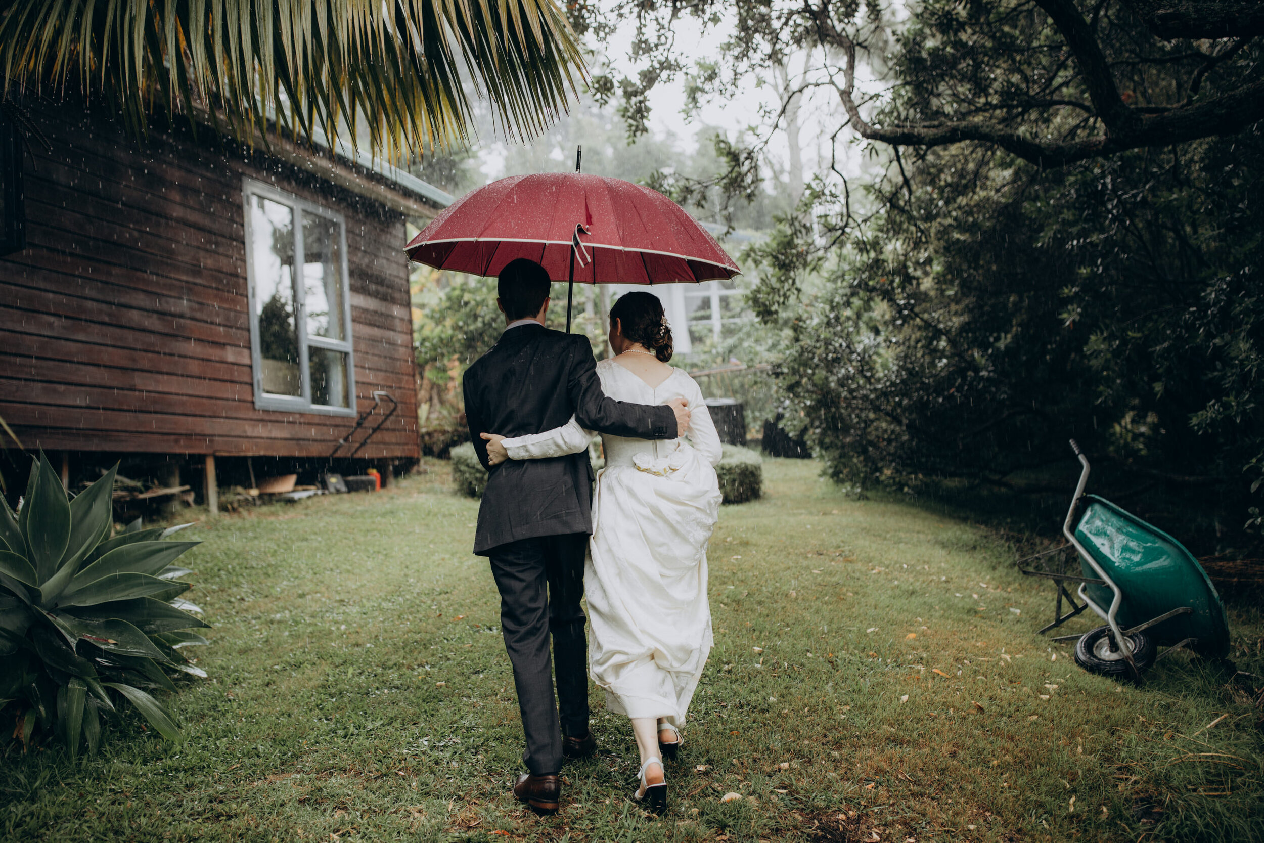 Rainy day wedding photos |  New Zealand pre wedding photography | Wanting Huang Photography | Urban wedding | intimate wedding | wedding with small budget | affordable wedding photographer in New Zeal