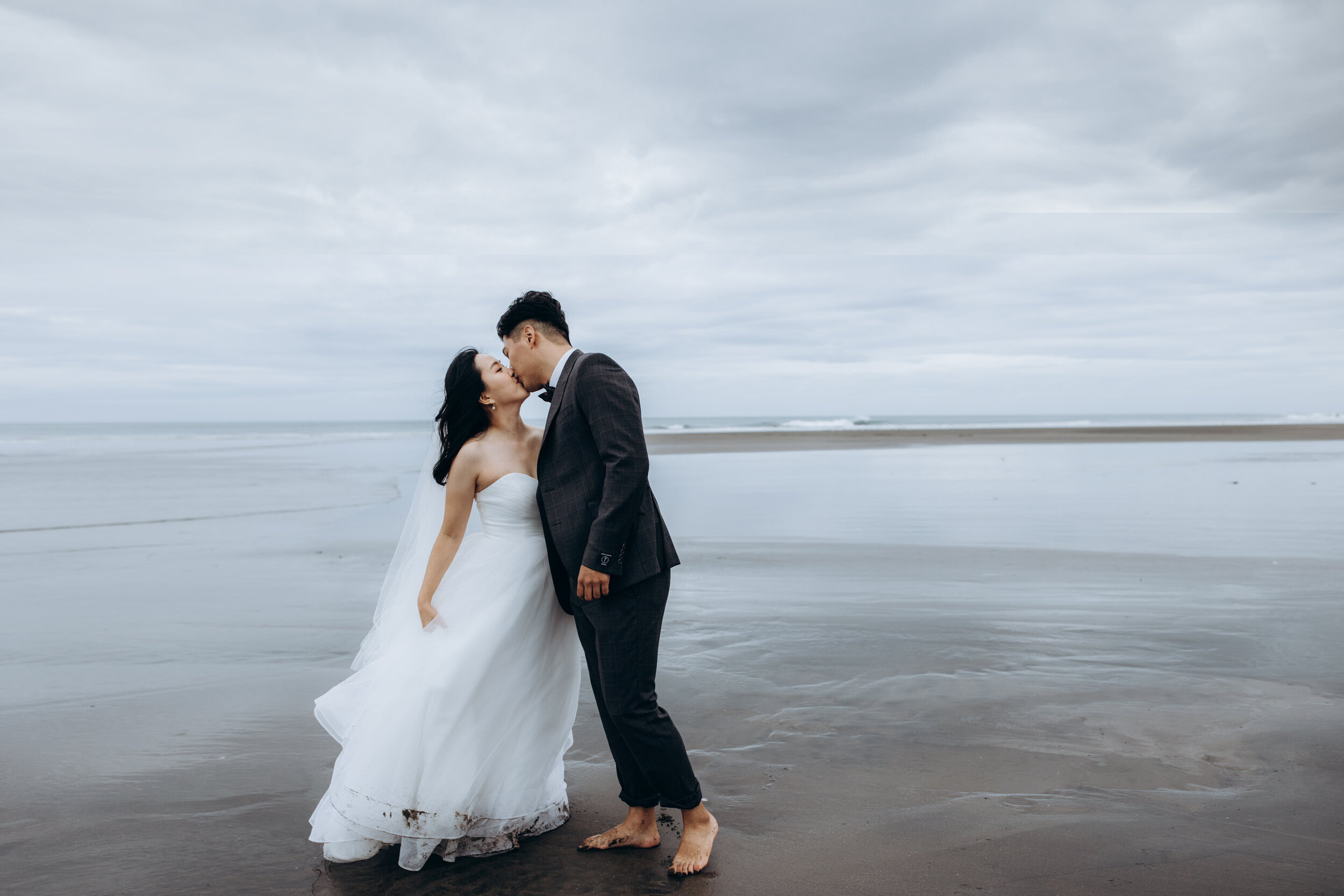 Beach wedding photos | wedding dress | Auckland wedding 