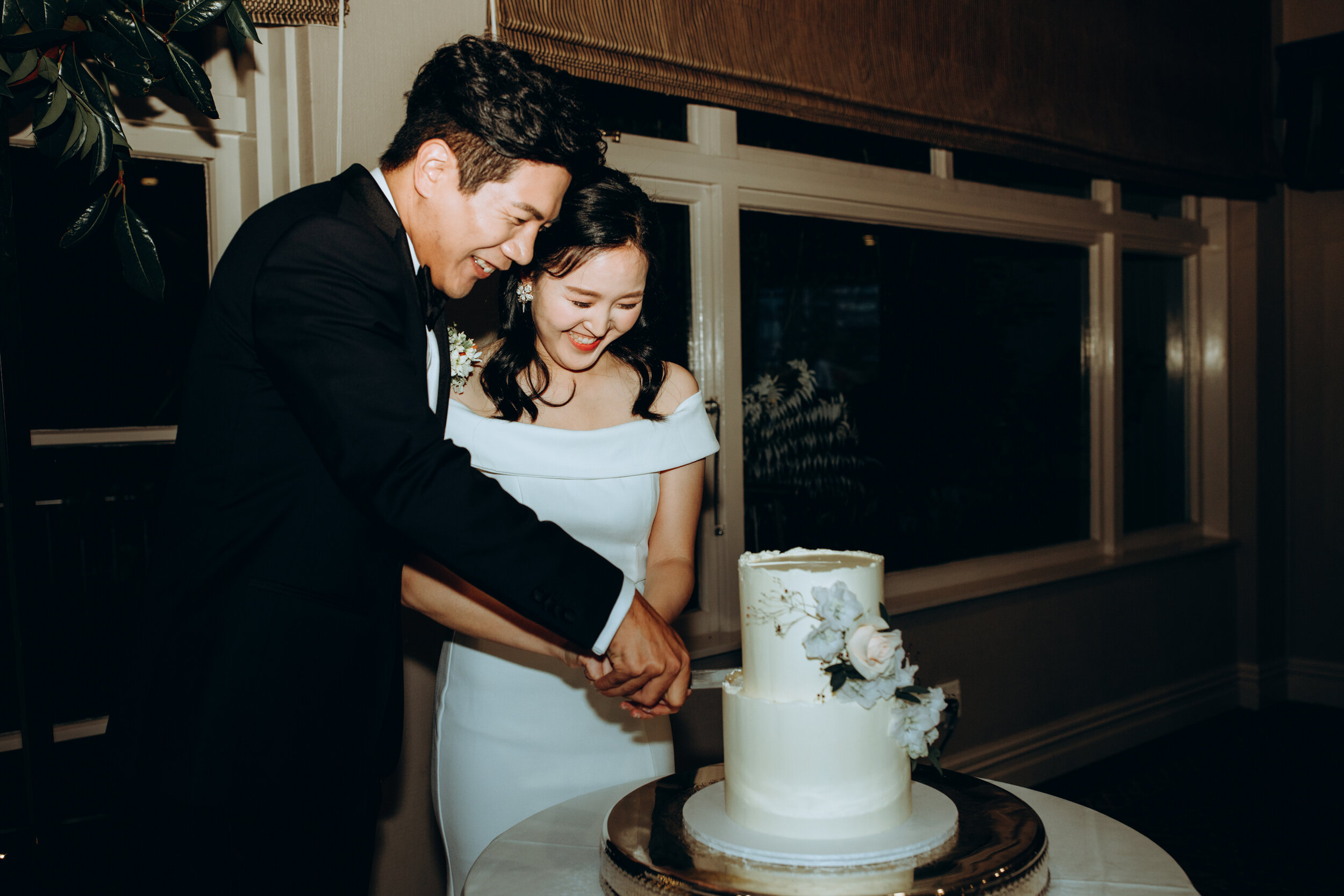 Cake cutting | wedding photos | Wanting Huang Photography 