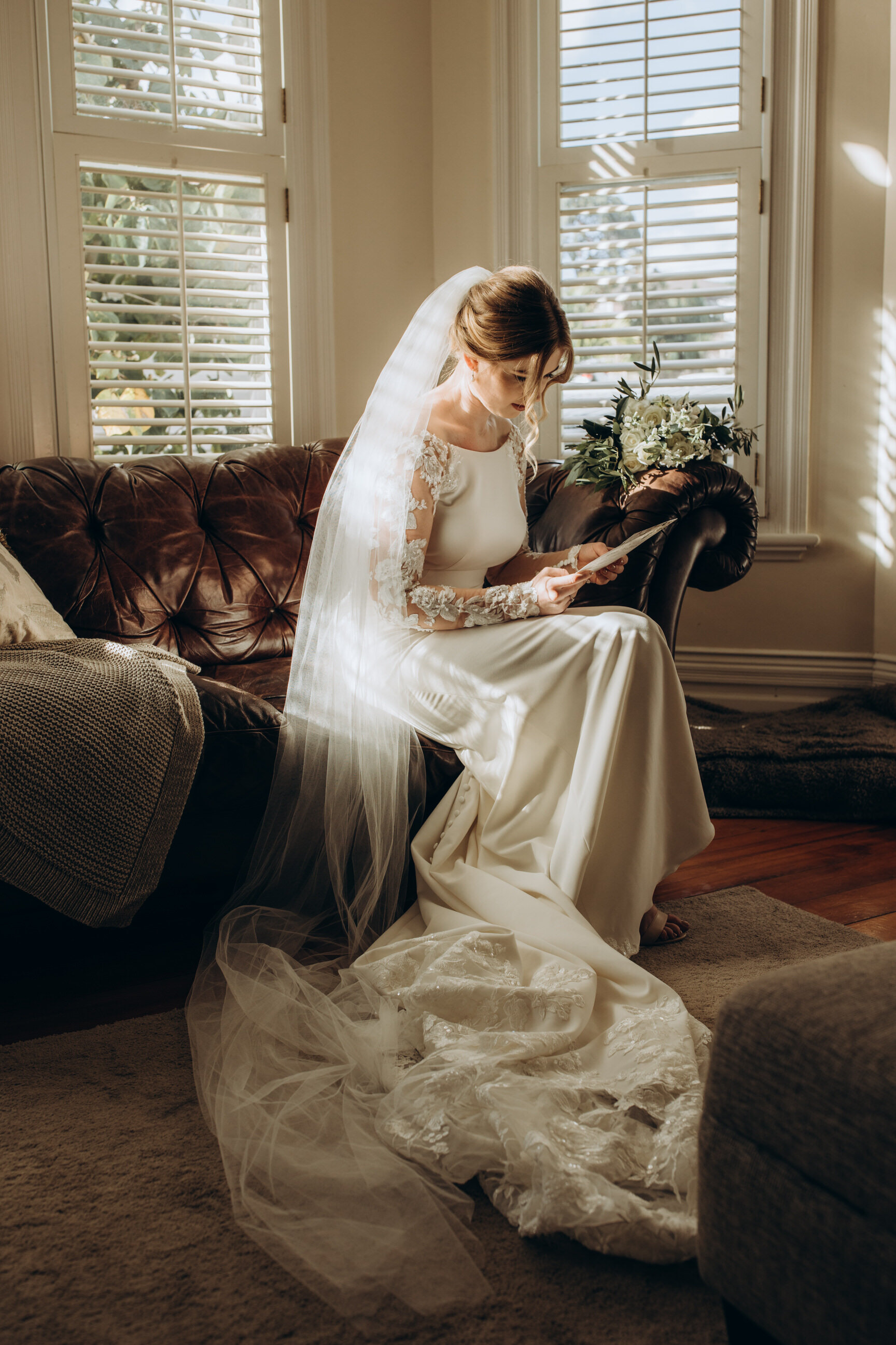 Reading love notes and letters before the wedding ceremony | wedding photos | brideandgroomideas | wedding letters | first touch 