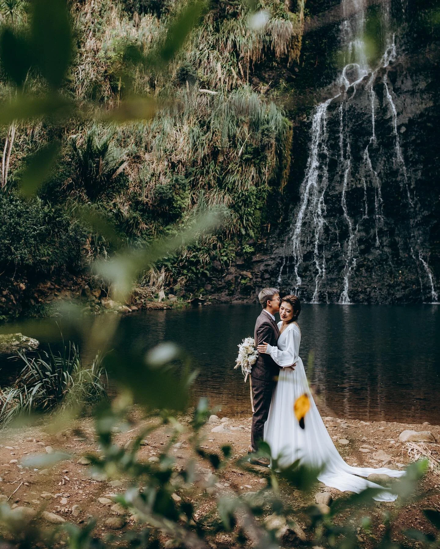 Venus and Rex&rsquo;s engagement photo shoot looks a lot more like a style shoot 😎

Makeup and hair by the amazing @yuyujinli_makeup 
Flowers from their favourite store @iainstephensfloral