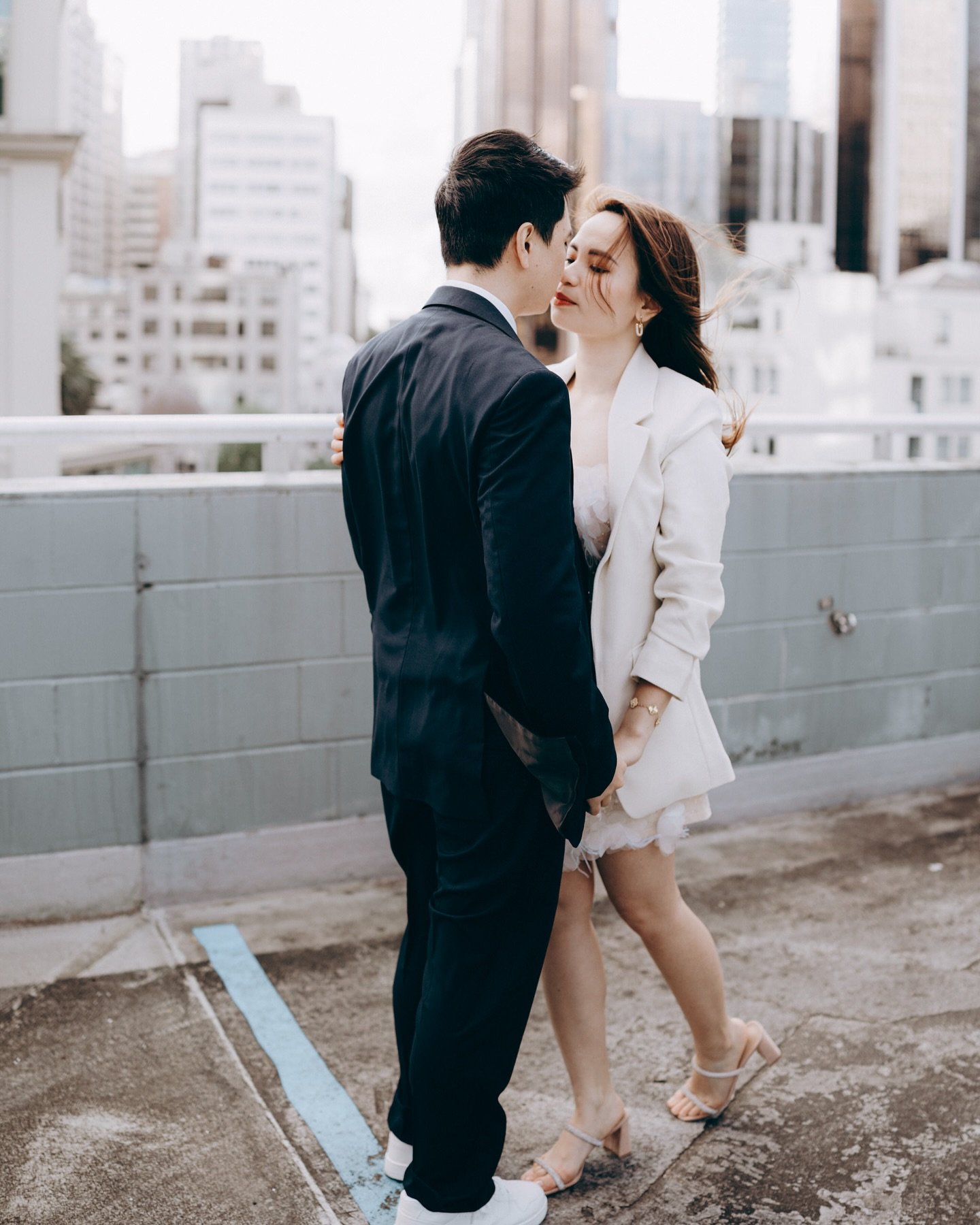 City vibes and effortless style 💫 Nikki and Jeff chose to have their engagement photos in the heart of the city because they live here and love the modern, city-chic look. Surrounded by tall buildings and a cool urban backdrop, their connection trul
