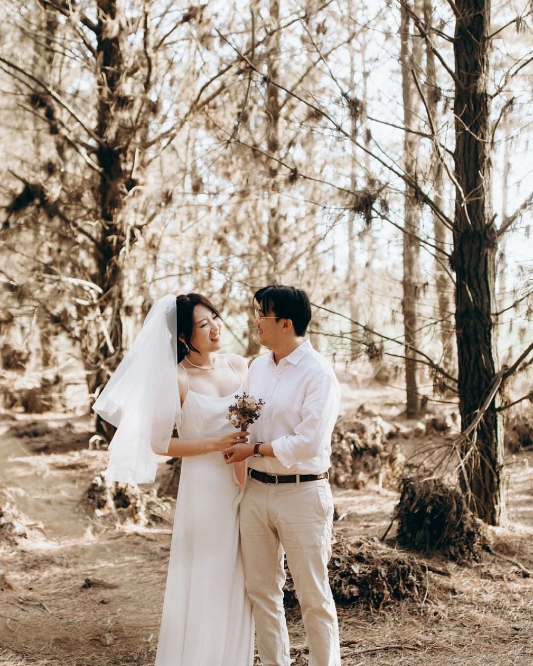 The mighty Muriwai not only offers the beach, but also the forest 🌊🌲 Cindy &amp; Jason&rsquo;s pre-wedding session had the best of both world
