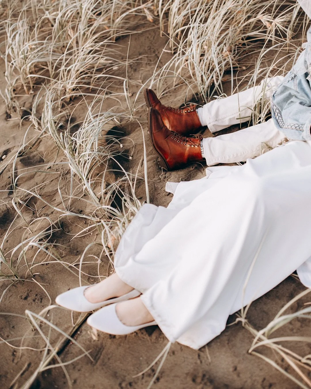 Golden hour at Muriwai 
Soft sunlight, ocean breeze, and two hearts getting ready to say &lsquo;I do.&rsquo;
Prewedding sessions like this remind me why I love photographing love stories by the sea