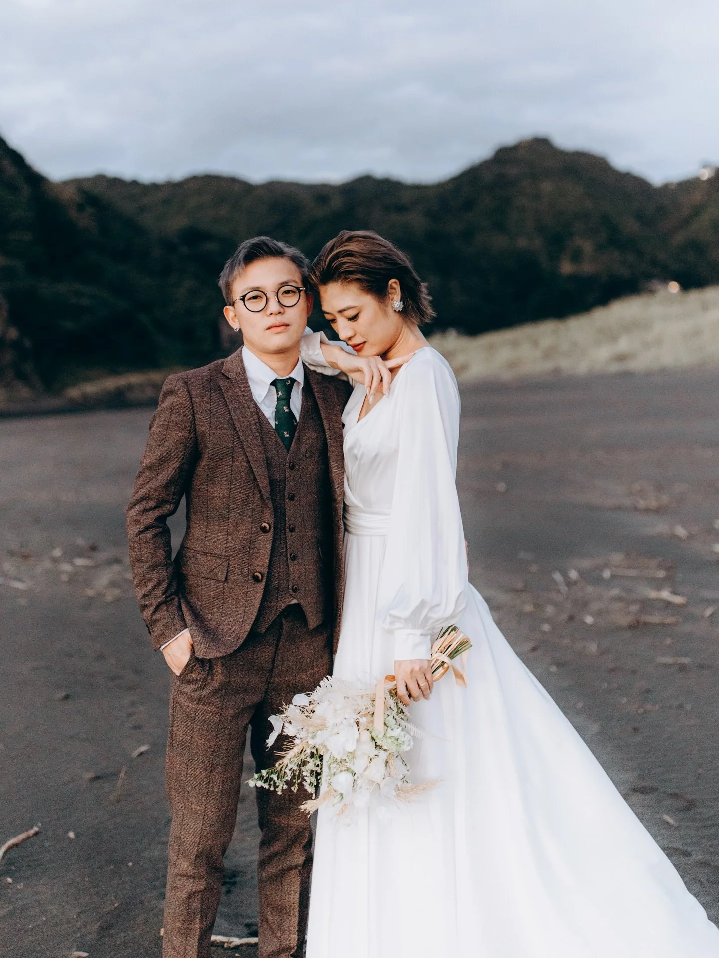 These two showed up with style.
Soft light, black sand, and the sweetest moments &mdash; chef&rsquo;s kiss 😘

#karekarebeach #piha #Auckland