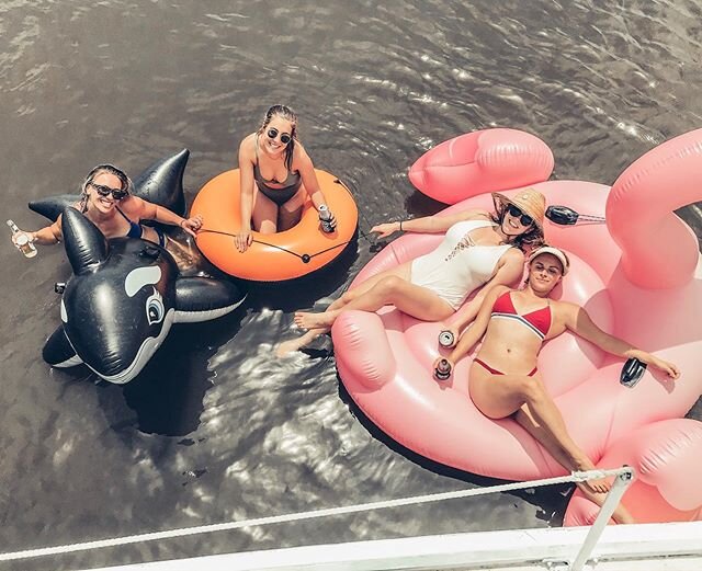 A day on the water with good friends is a day well spent 🧡
&bull;
&bull;
&bull;

#optoutside #purebliss #saltmarsh #salty #saltyair #lowcountry #lowcountryliving #lowcountrylife #goexplore #beaufortsc #exploresc #explorebeaufortsc #wanderout #theout