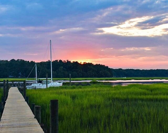 The Lowcountry may not provide the adventure packed lifestyle I&rsquo;ve been craving, but damn if it&rsquo;s not beautiful 💛
&bull;
&bull;
&bull;
#lowcountry #lowcountrylife #sailboatlife #livingforsunsets #saltyair #beaufortsc