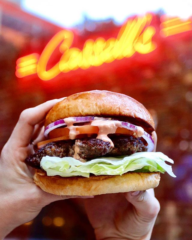 Meating @cassellshamburgers 🍔 made my day un-bun-lievable 🤤.
.
From #breakfast 🍳 served all day to amazing sandwiches 🥪 and burgers they never disappoint.
.
.
Plus they just opened up their second location in #DTLA 🏙, which is bad for me because