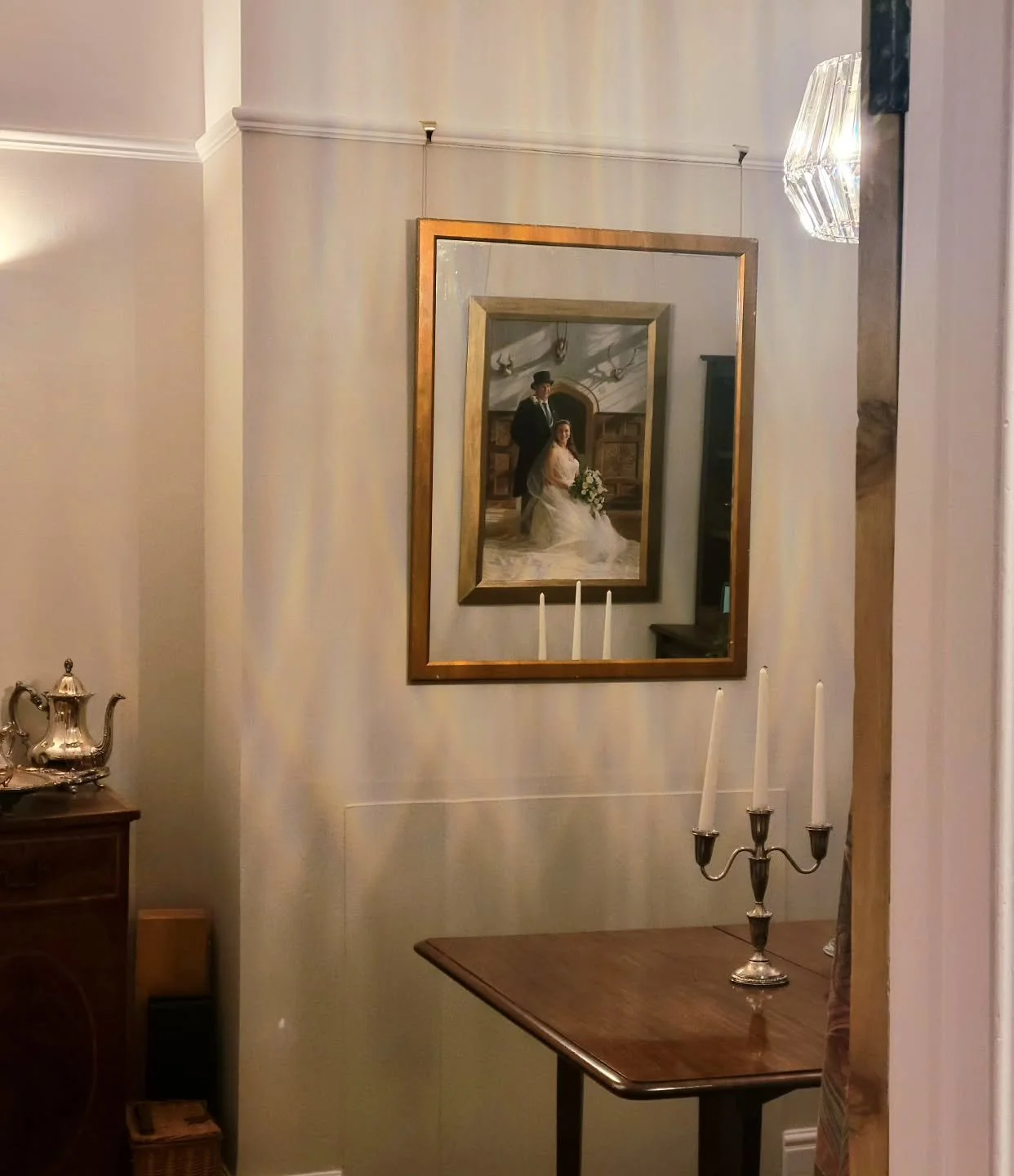 So lovely to see my painting in its natural habitiat! Genuinely one of the great joys is to see my finished work loved and treasured in a home! 🕯🌟🪞🖼