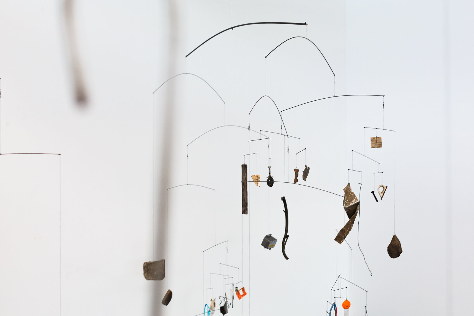  Rebecca Gallo,  An irregular dancing, Auburn  (detail), 2019, Objects found on walks in Auburn, linen thread, mild steel, stainless steel thread and cord, bronze and steel swivels, rigging hardware, approx. 850 x 350 x 250 cm. Image by Document Phot
