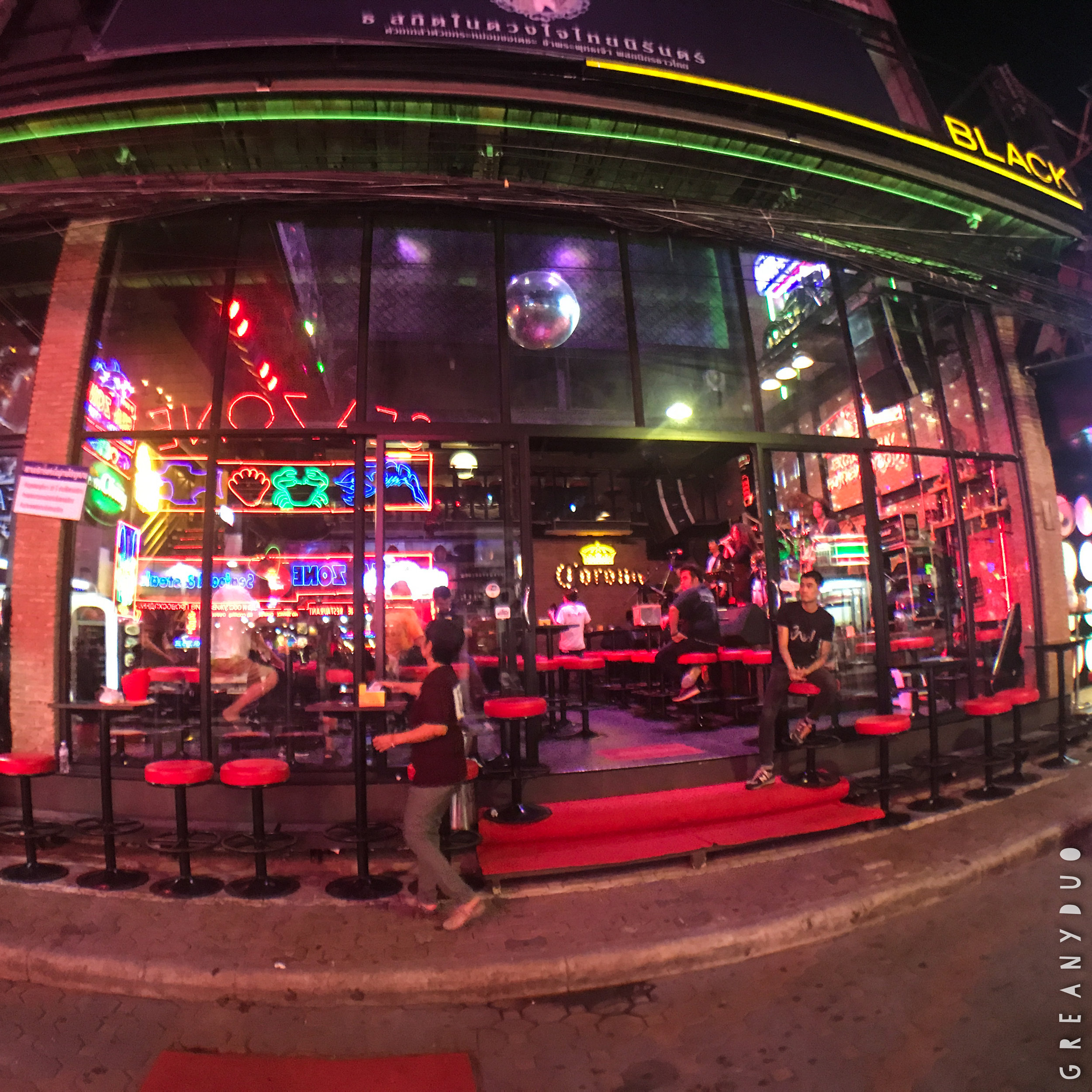 002Greanyduo_Pattaya_Walkingst_WM.jpg