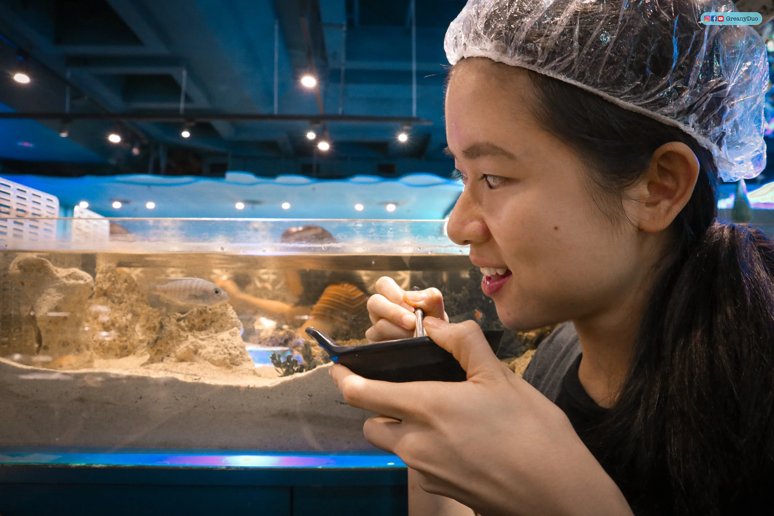 jenny looking at fish at บุฟเฟ่ต์ชาบูไต้หวันที่ Hakkai Shabu Shabu ซีเหมินติง