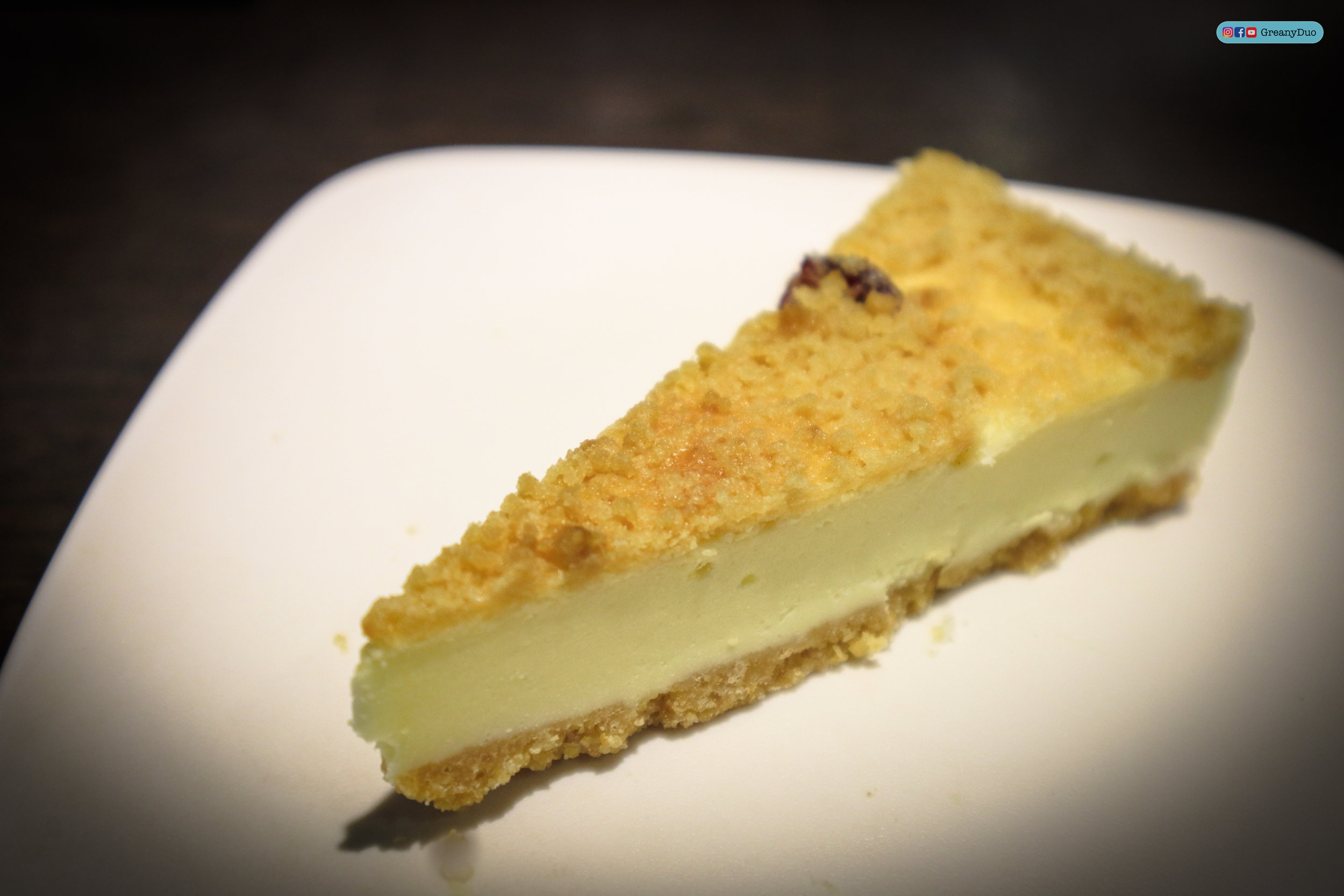 crumble cheesecake at บุฟเฟ่ต์ชาบูไต้หวันที่ Hakkai Shabu Shabu ซีเหมินติง