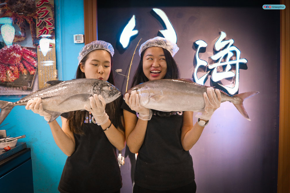 jenny and tina holding fresh fishes at บุฟเฟ่ต์ชาบูไต้หวันที่ Hakkai Shabu Shabu ซีเหมินติง