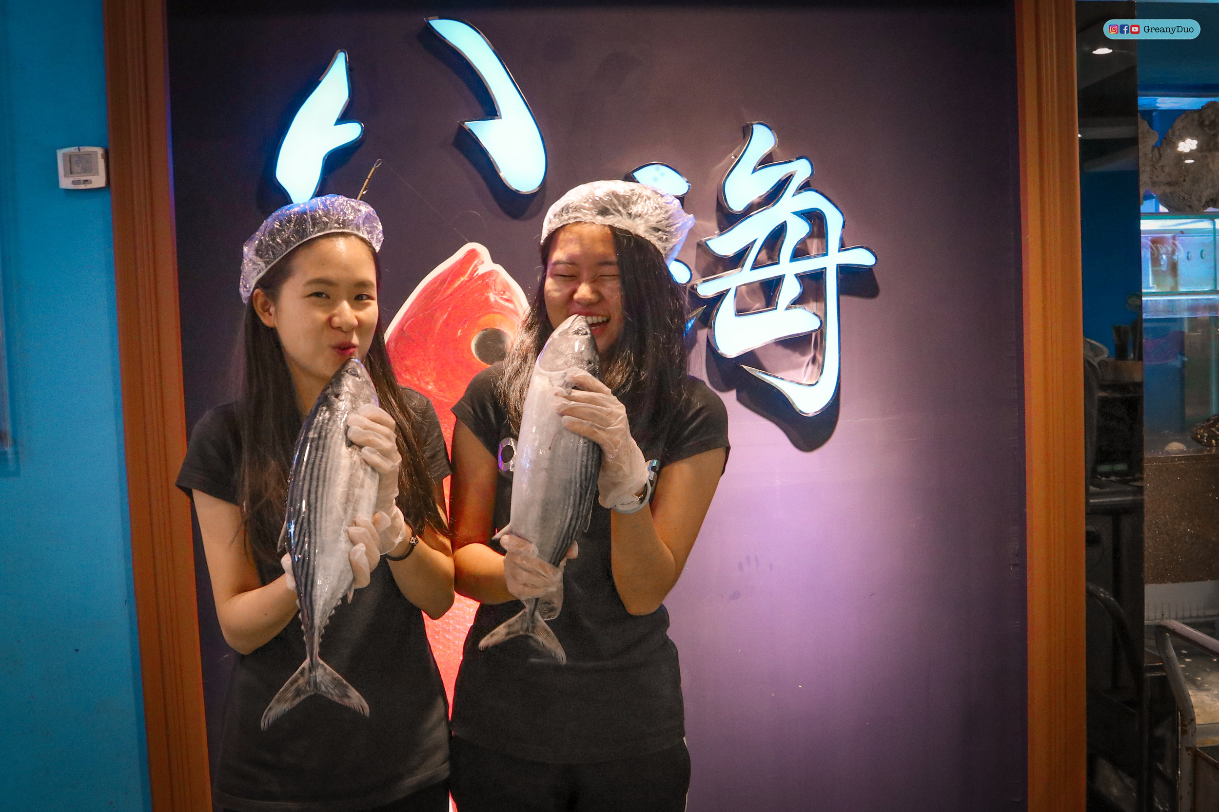 jenny and tina holding fresh fish at บุฟเฟ่ต์ชาบูไต้หวันที่ Hakkai Shabu Shabu ซีเหมินติง 