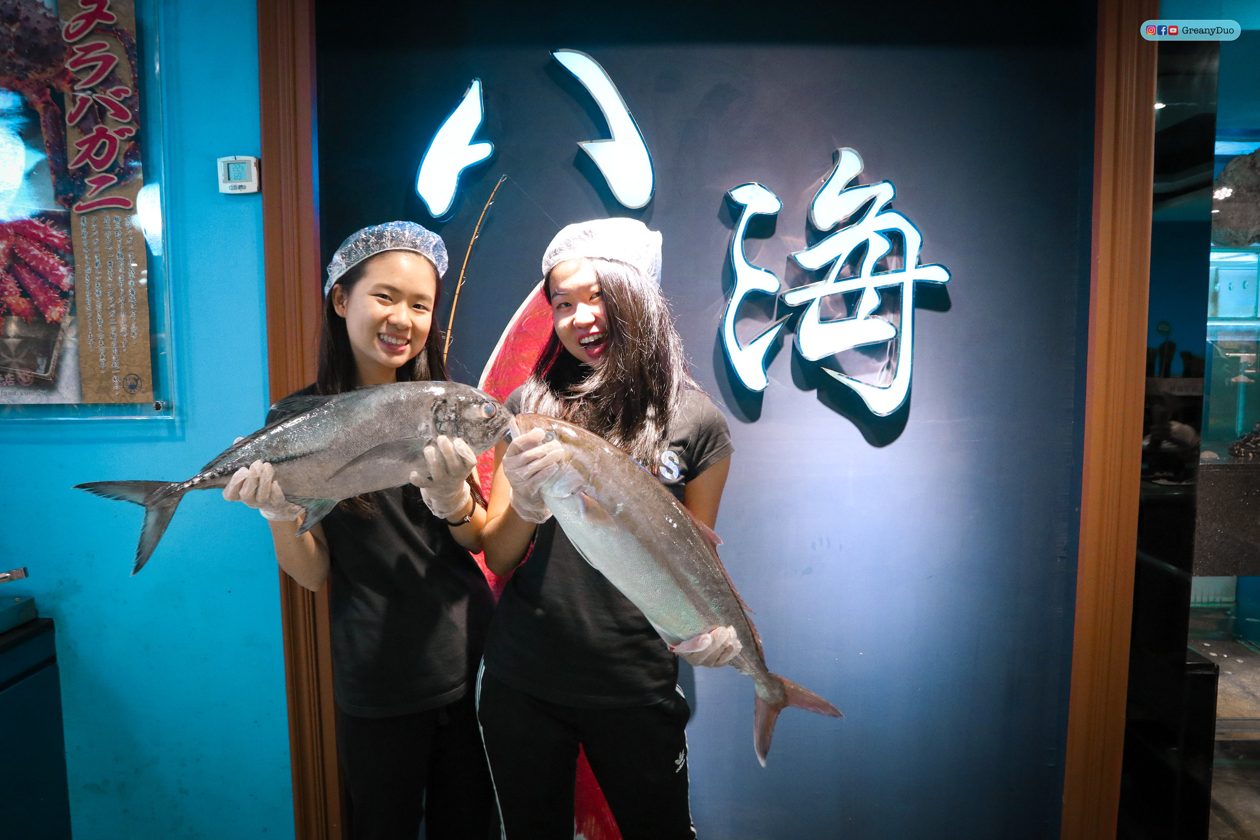 jenny and tina holding fresh fishes at บุฟเฟ่ต์ชาบูไต้หวันที่ Hakkai Shabu Shabu ซีเหมินติง