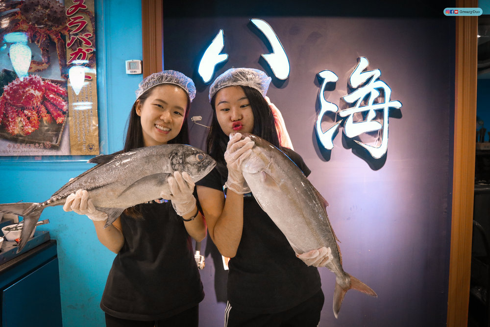 jenny &amp; tina posing with fresh fishes at บุฟเฟ่ต์ชาบูไต้หวันที่ Hakkai Shabu Shabu ซีเหมินติง