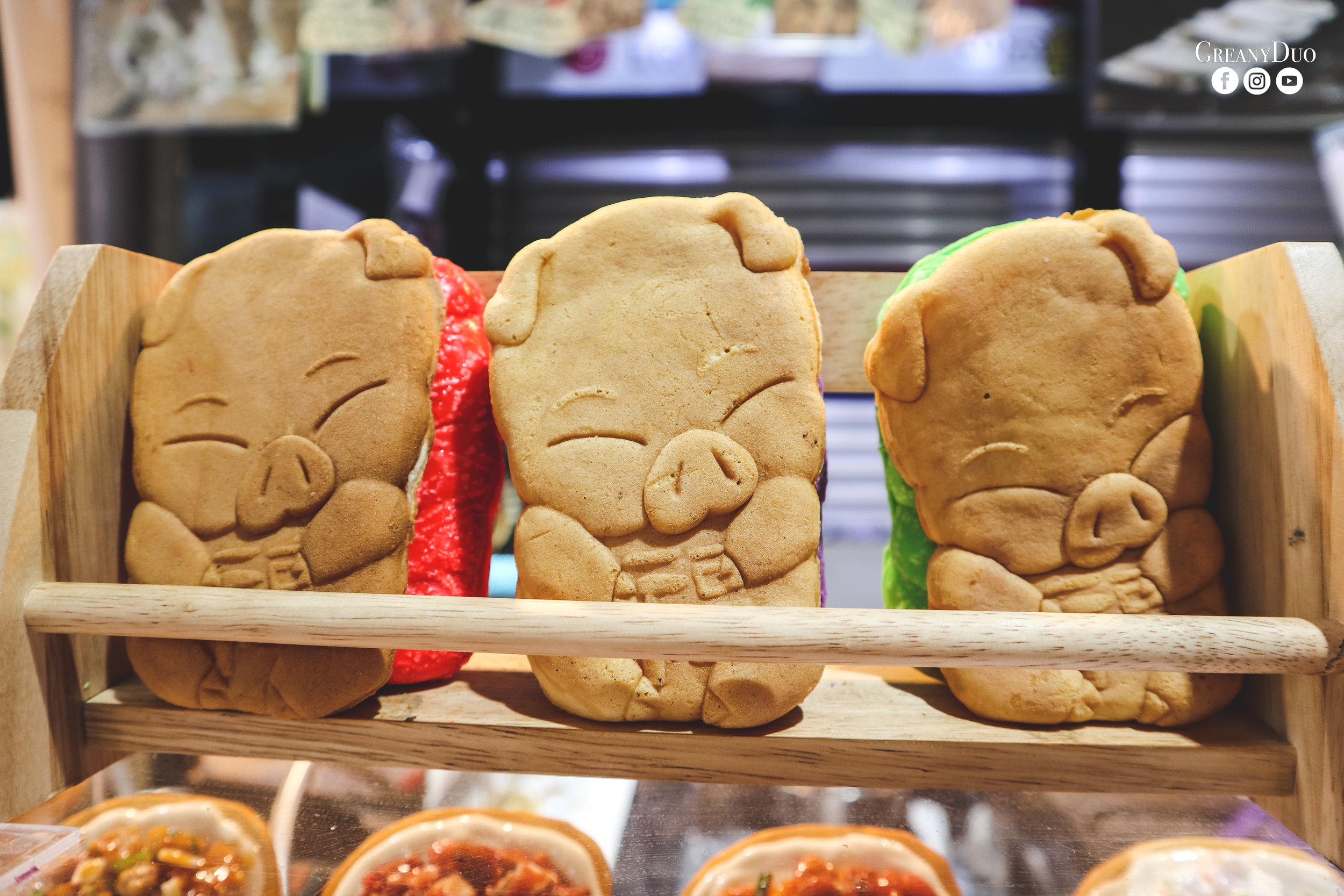 bulgogi cheese pig bread, dongmun market, jeju