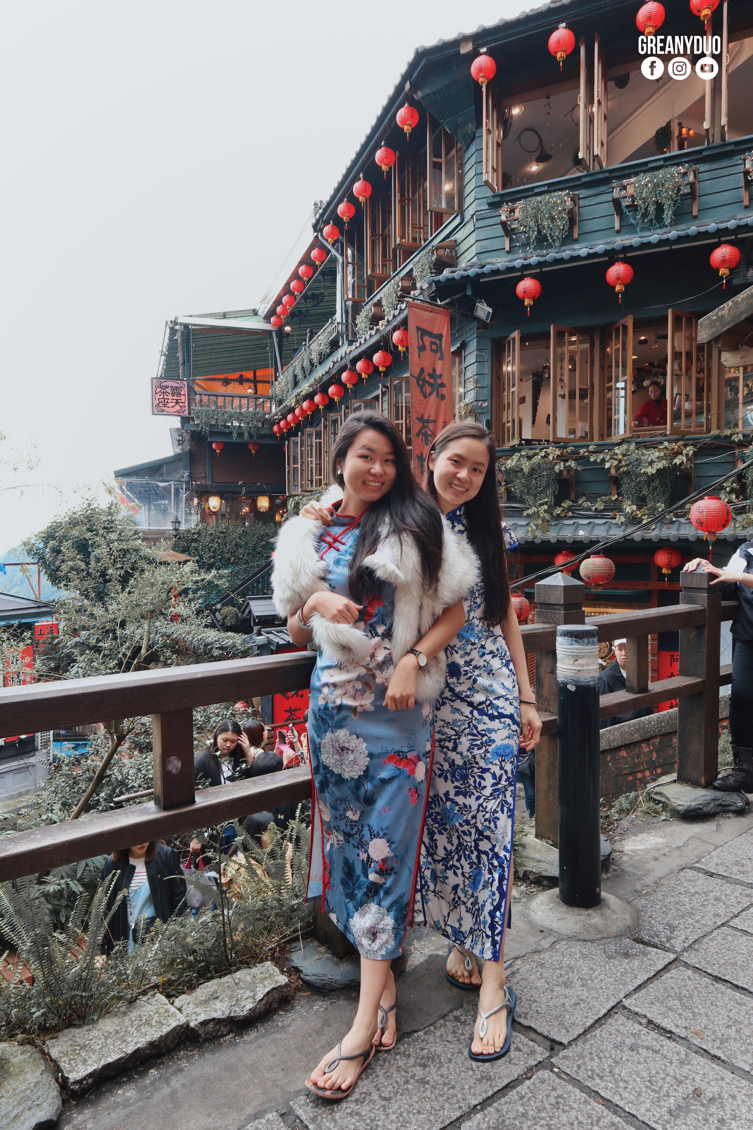 jenny and tina in front of Amei Teahouse, jiufen
