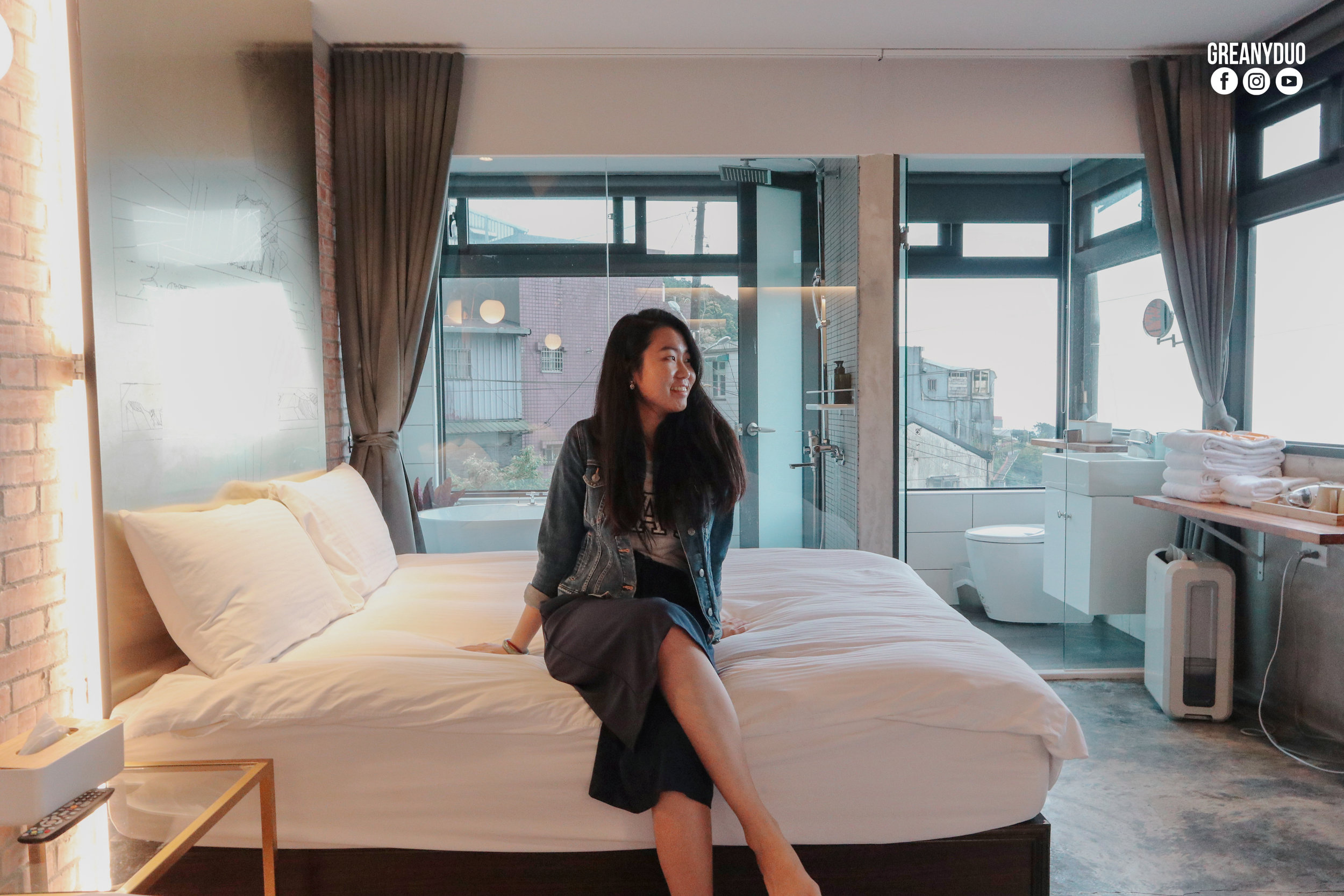 Jiufen The Ore Inn (九份山經) sea view deluxe quadra room, tina on the bed 