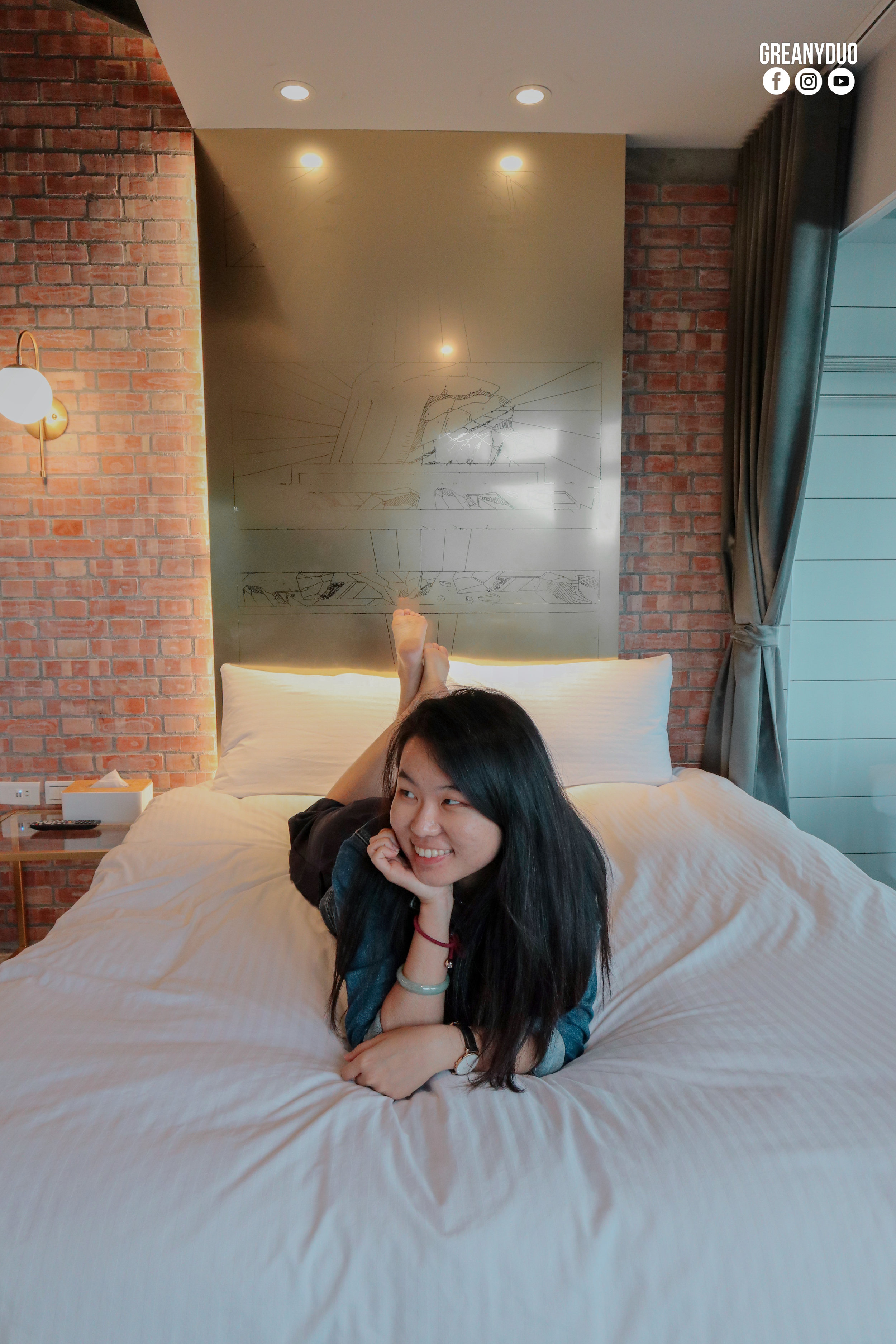 Jiufen The Ore Inn (九份山經) sea view deluxe quadra room, tina on the bed 