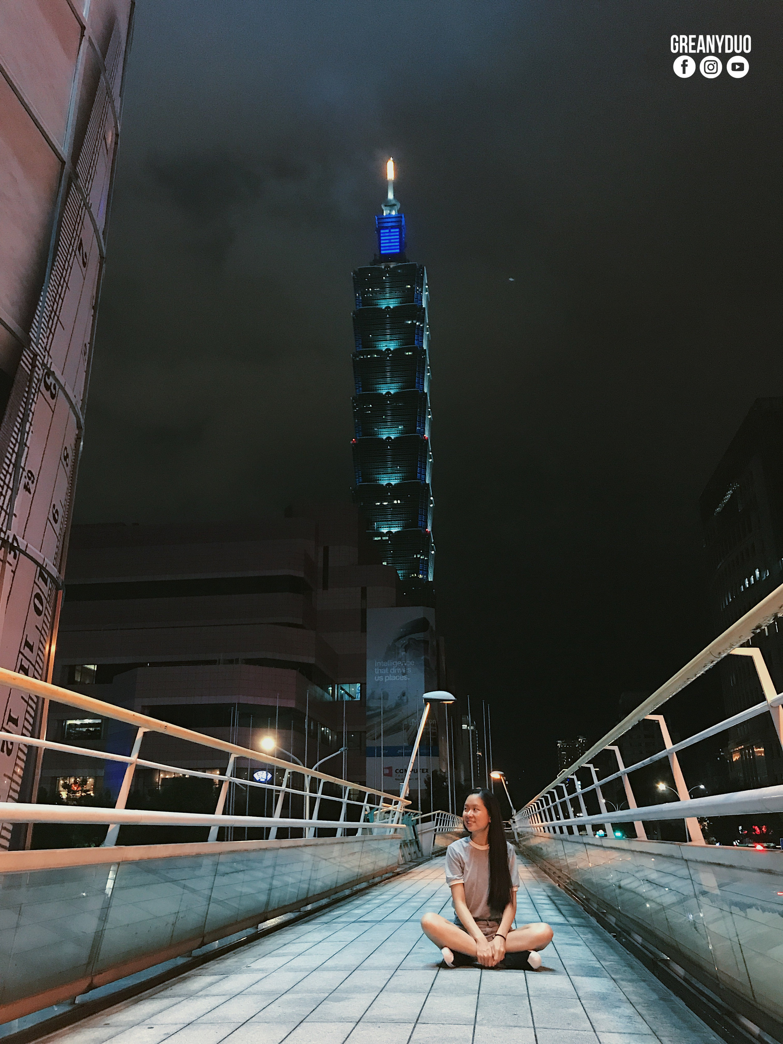 jenny taking photo with ตึกไทเป 101 (Taipei 101; 台北101), taipei, taiwan