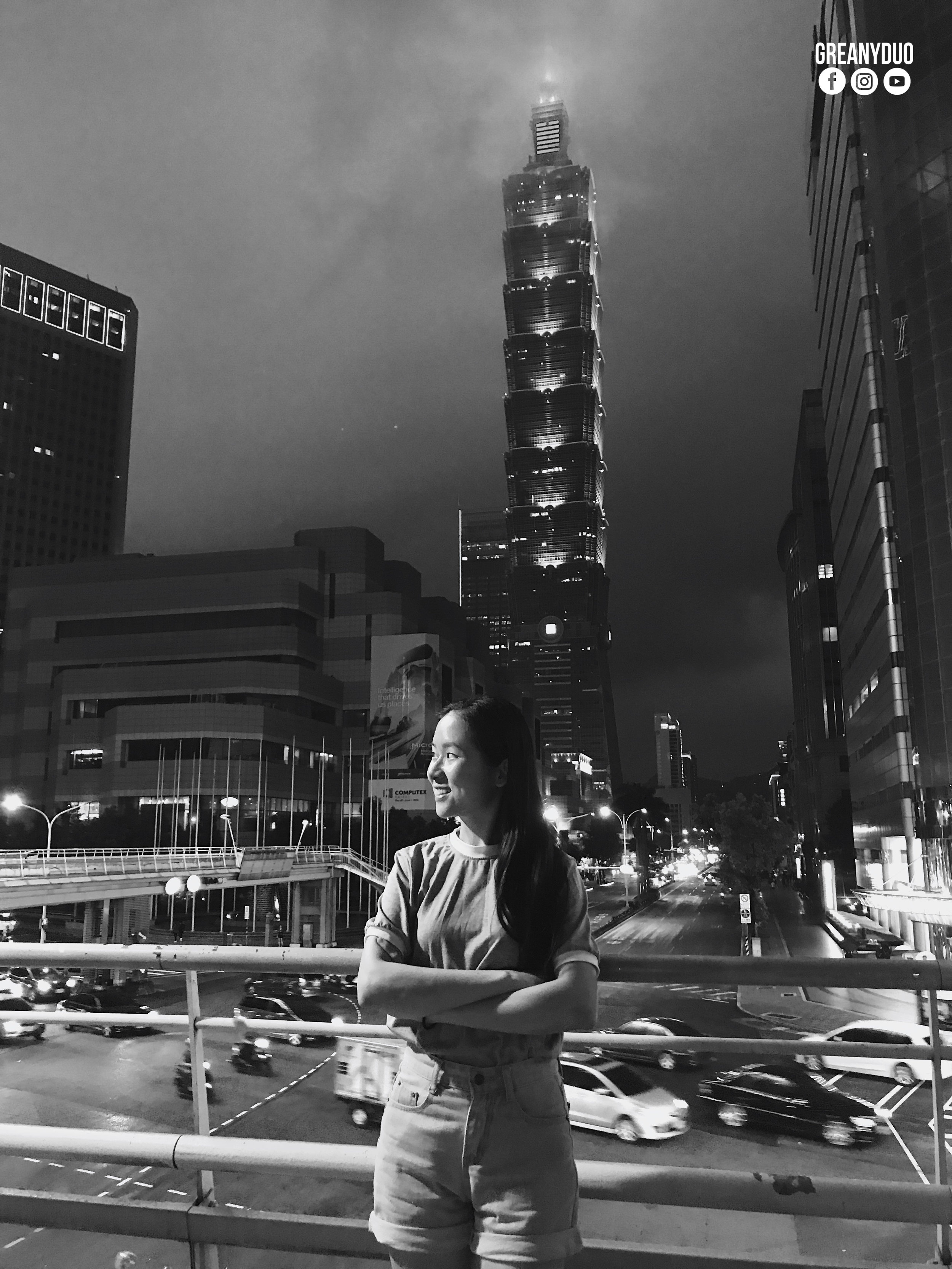 jenny taking photo with ตึกไทเป 101 (Taipei 101; 台北101), taipei, taiwan