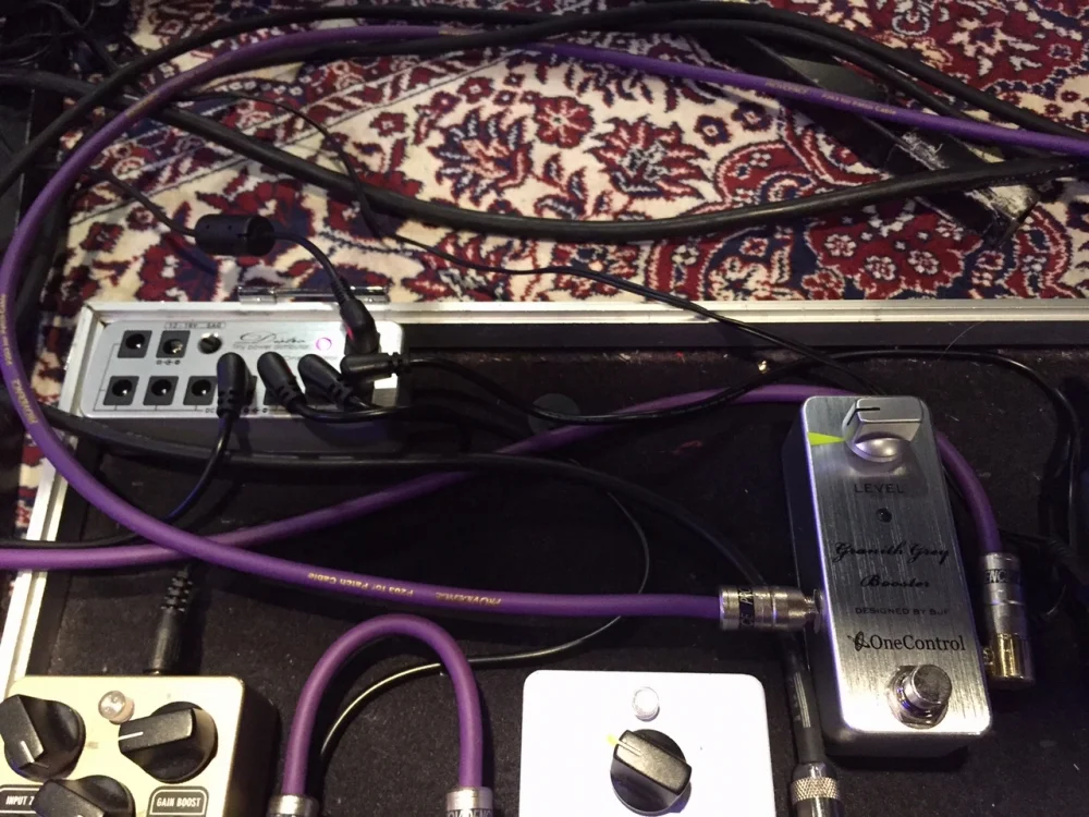 Sparks Go Goの橘あつやさんが One Control Granith Grey Boosterを使用中です Onecontrol